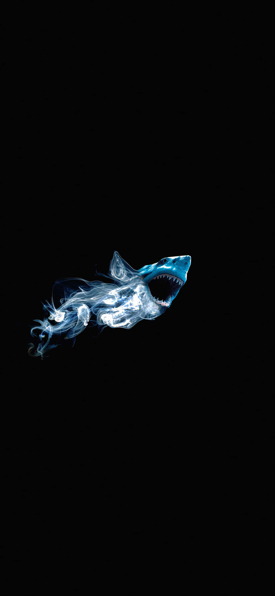 Shark iPhone 桌布 壁紙 — 一條由煙霧組成的發光藍色鯊魚，張開嘴巴露出鋒利牙齒，劃破純粹的黑暗。