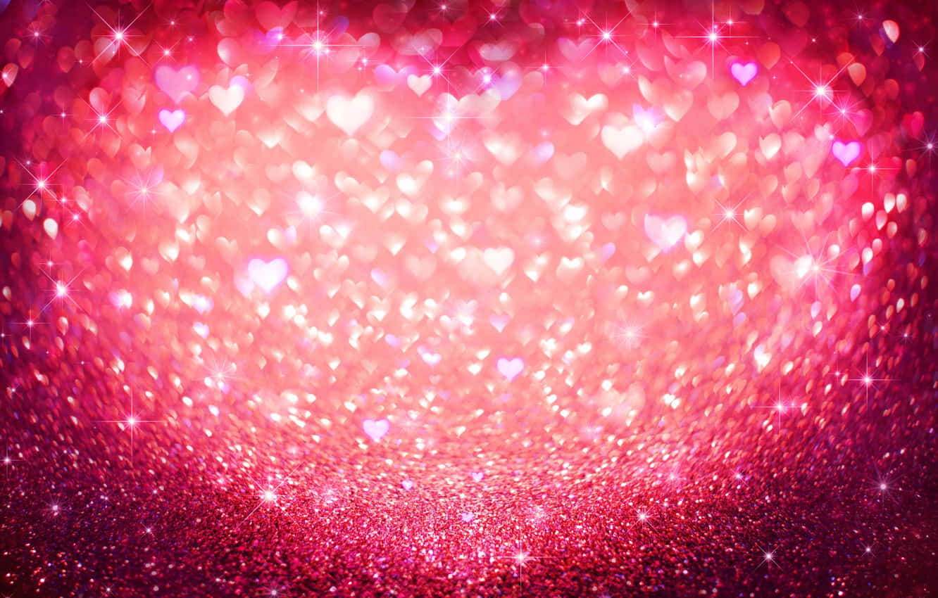 Glitter Pink Hearts 桌布 壁紙 — 一條由粉紅色閃粉愛心和閃爍燈光組成的光芒隧道，營造出夢幻浪漫的氛圍。