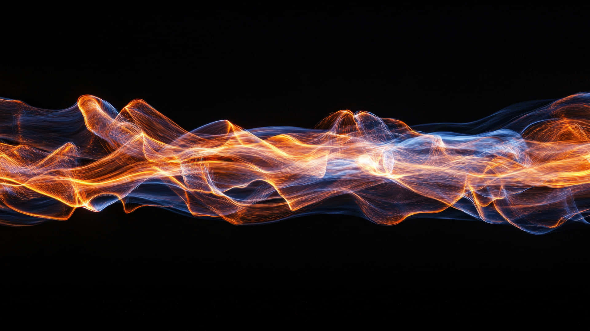 Dynamic Light Energy Wave with Fiery Glow 壁紙 — 一條發光的橙色和藍色光帶在純黑色背景上水平流動。