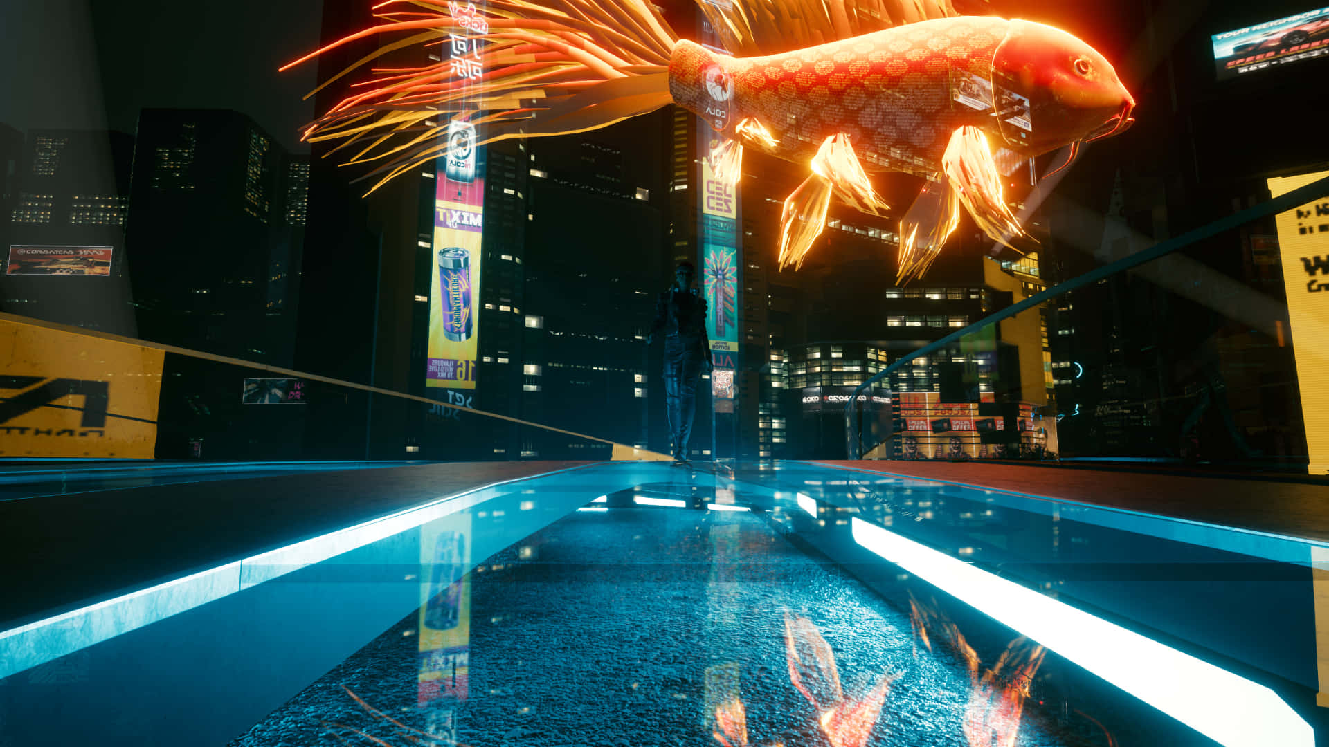 1080p Cyberpunk 2077 桌布 壁紙 — 一條發光的橙色鯉魚在夜晚霓虹燈照亮的城市景觀上方盤旋，一個孤獨的身影站在反射性的人行道上。