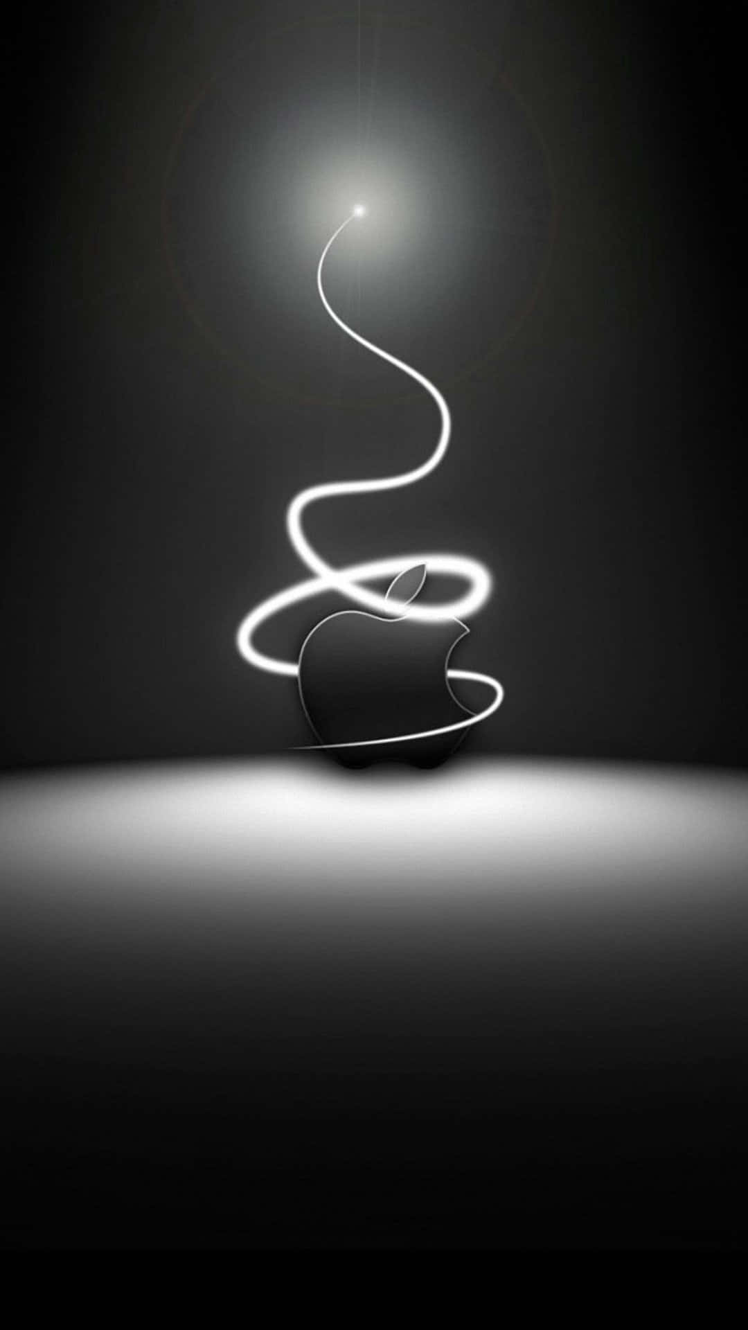 Black And White iPhone 桌布 壁紙 — 一條發光的白色光軌從深色Apple標誌向上螺旋，背景為黑色並帶有聚光燈效果。