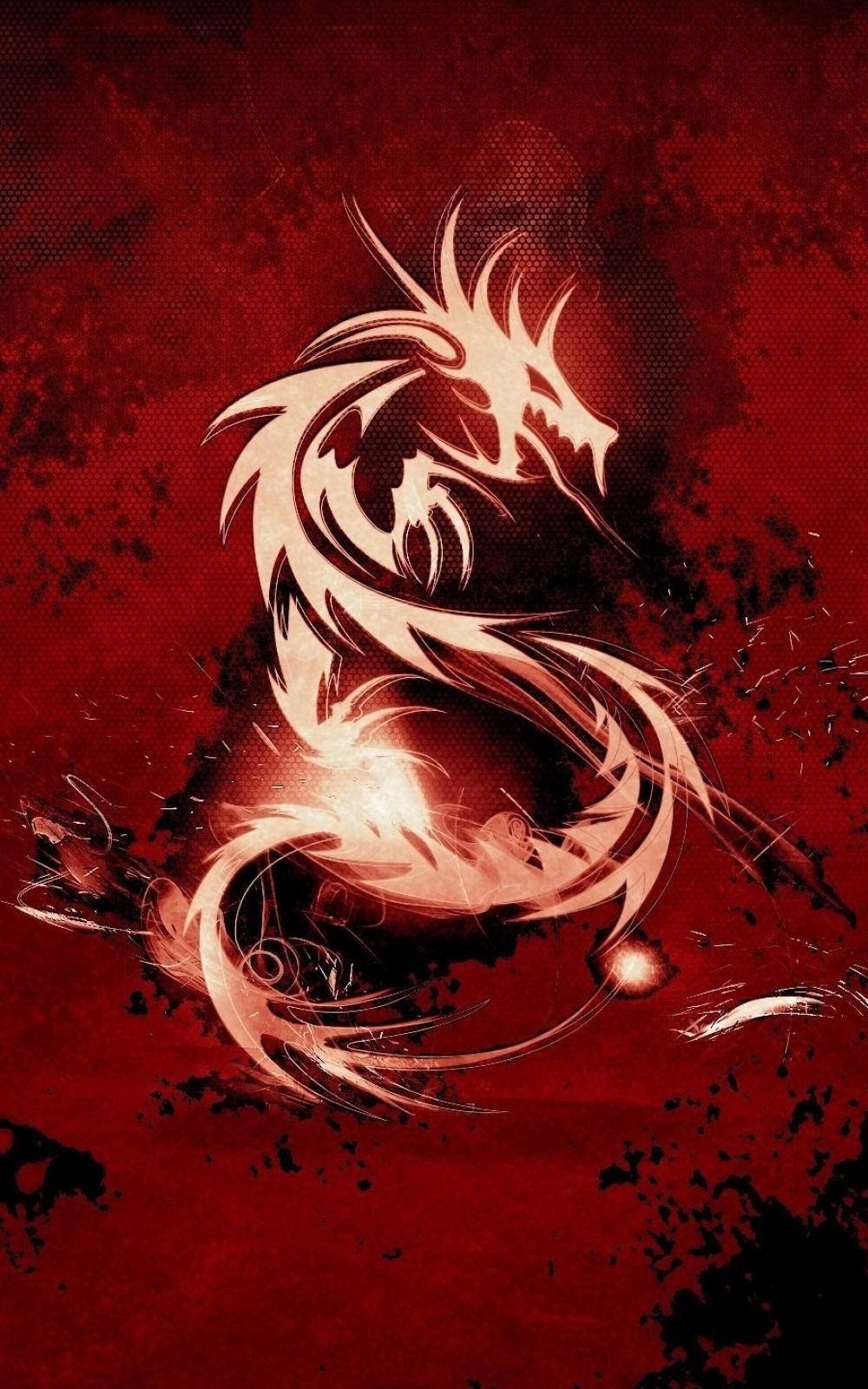 S 桌布 壁紙 — 一條發光的白色龍在動態運動中盤繞，背景為帶有飛濺效果的紋理深紅色。