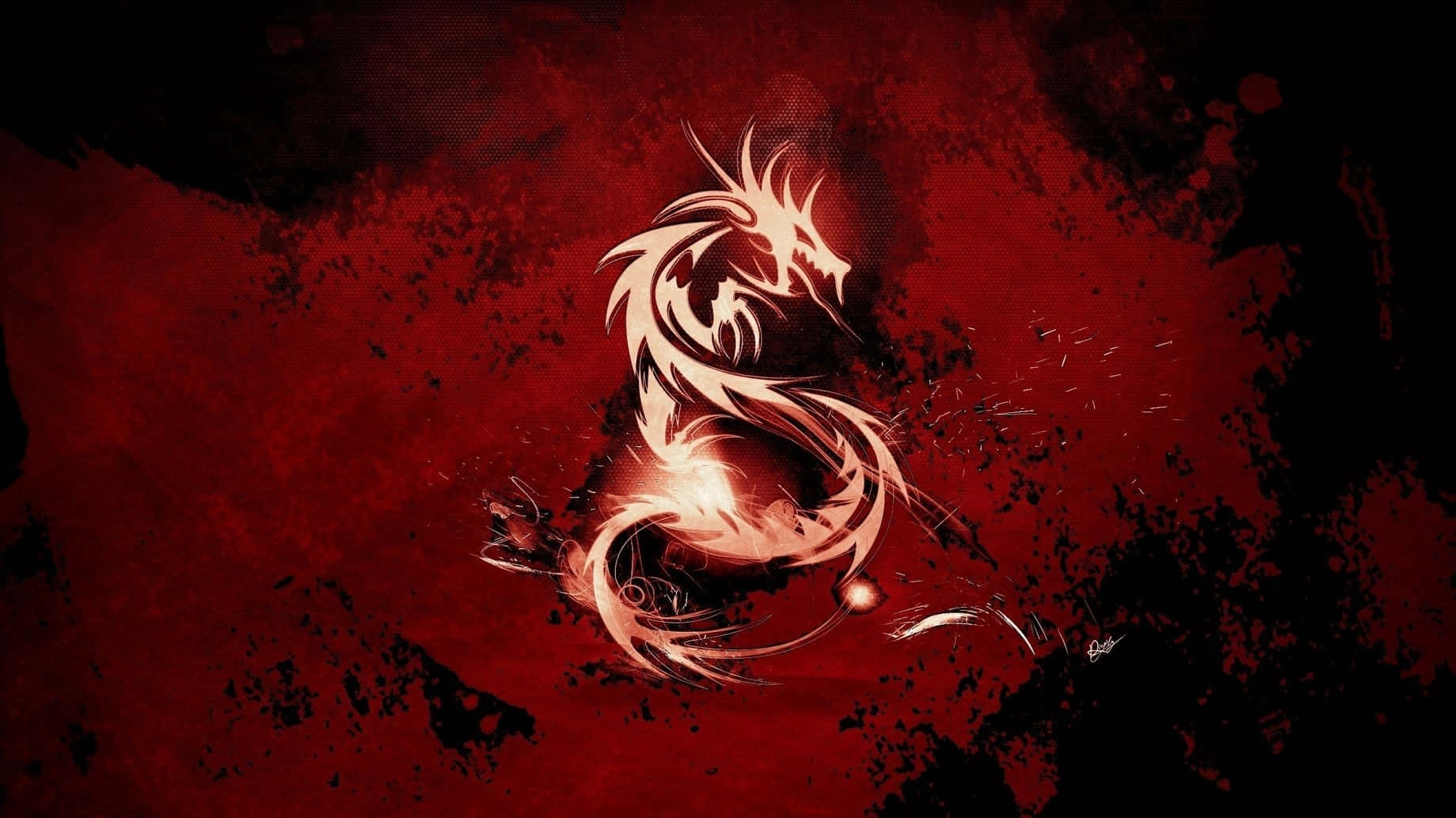 龍 桌布 壁紙 — 一條發光的白色龍在帶有紋理的紅色和黑色背景上動態盤繞，並帶有飛濺效果。