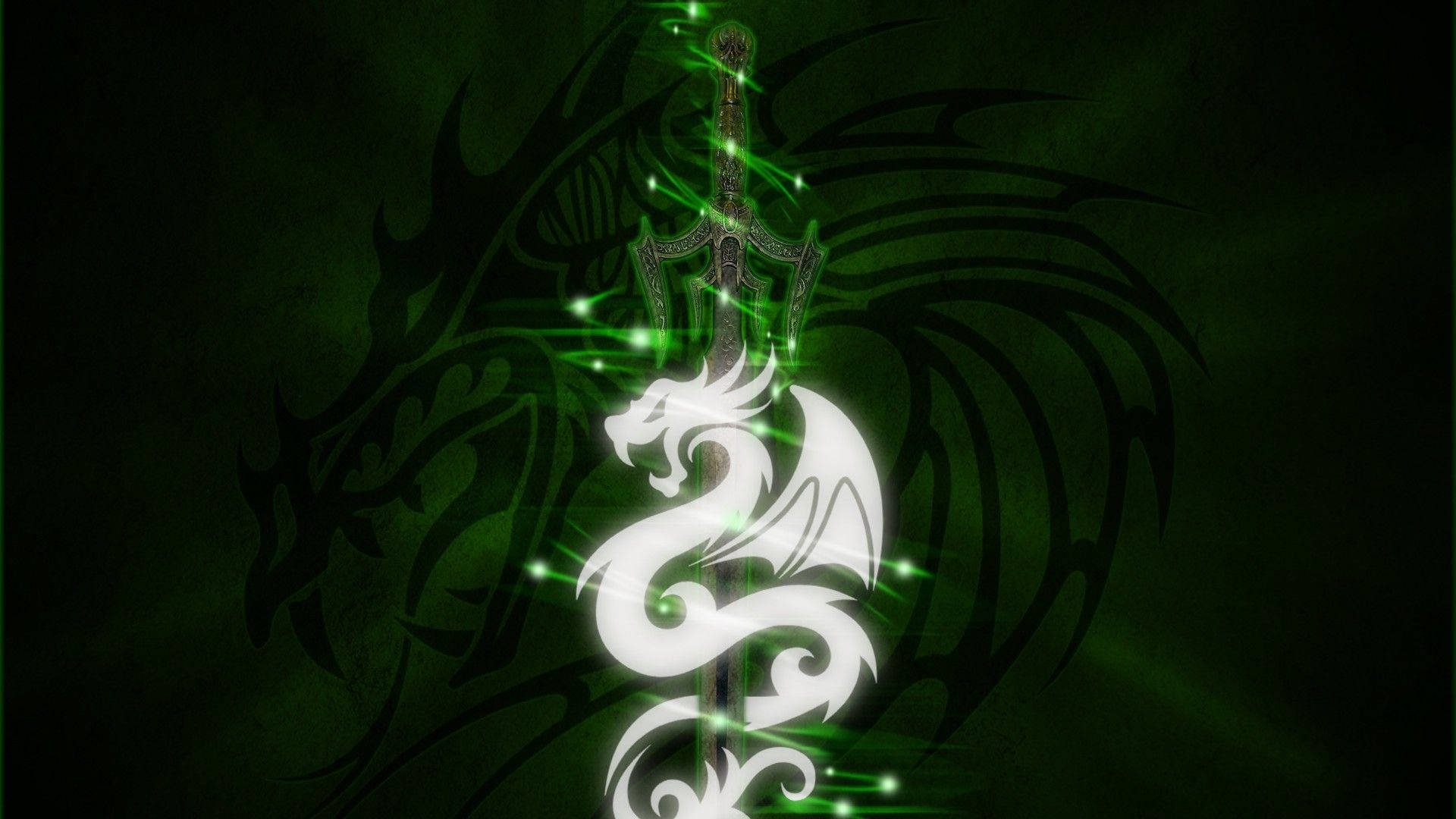 Light Dragon 桌布 壁紙 — 一條發光的白色龍纏繞著懸浮在深綠色背景上的劍，散發出神秘的綠色光點。