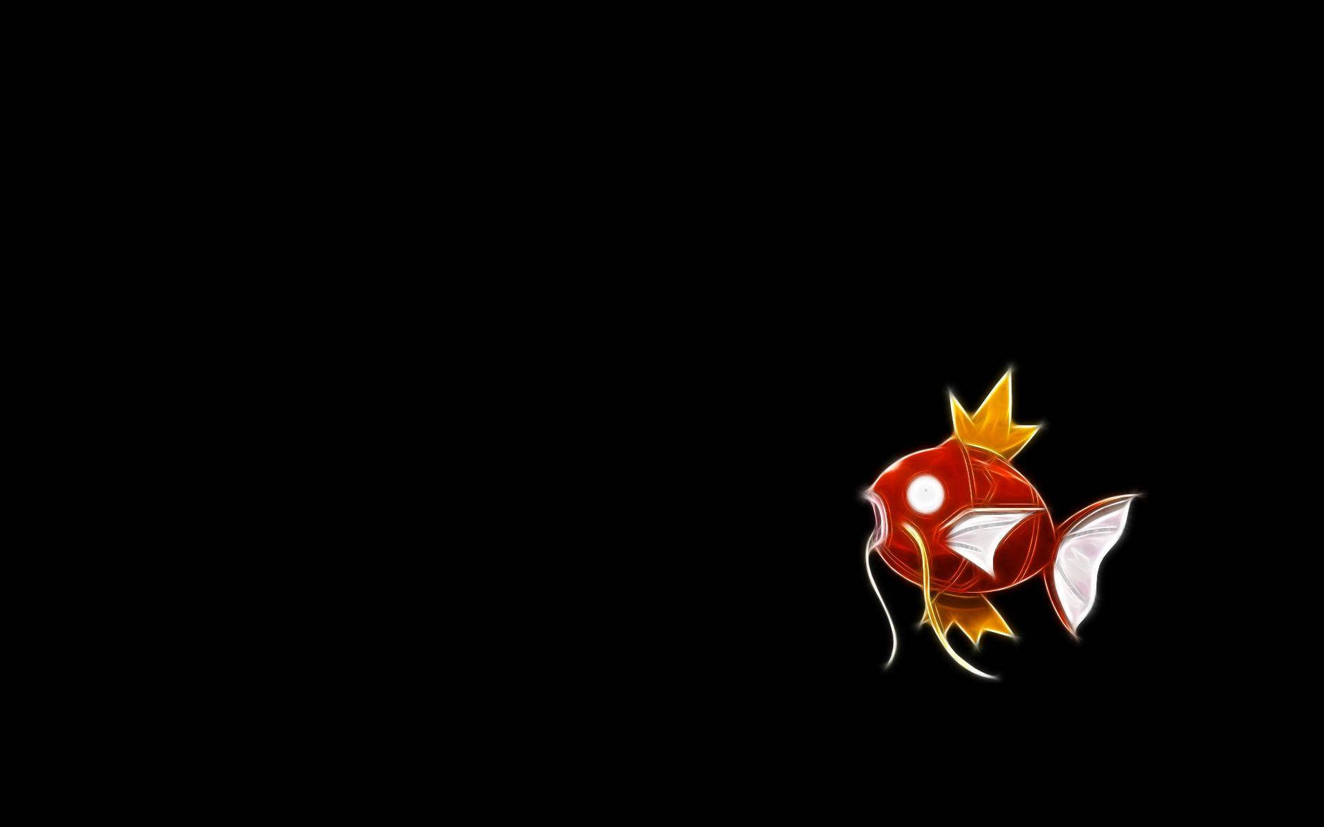 Magikarp 桌布 壁紙 — 一條發光的紅魚，戴著金色皇冠和白色魚鰭，獨自游在純黑背景上。