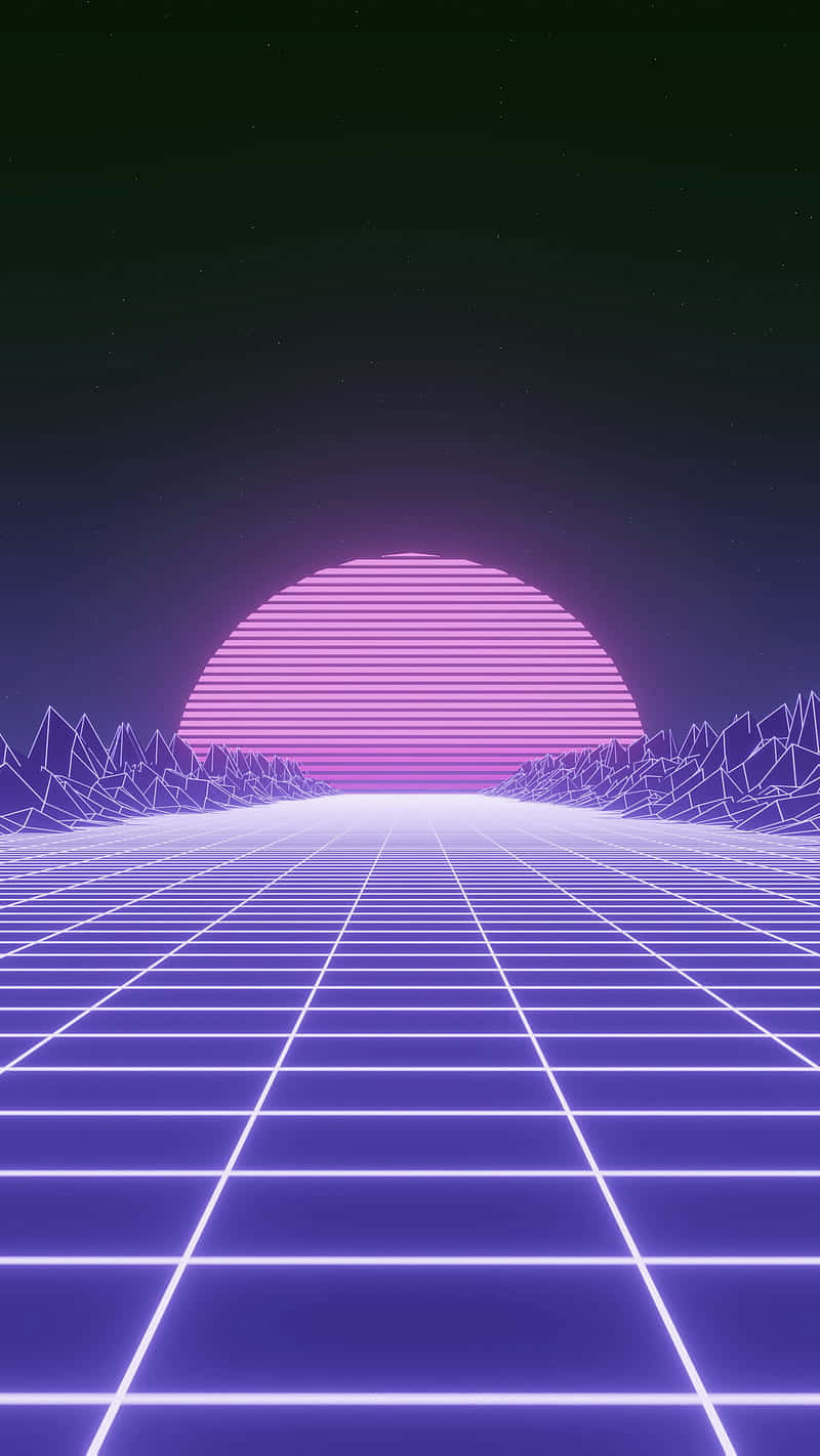 Retro 桌布 壁紙 — 一條發光的紫色網格道路延伸向一條條紋粉紅色的太陽，在鋸齒狀的數位山脈後落下，背景是繁星點點的夜空。