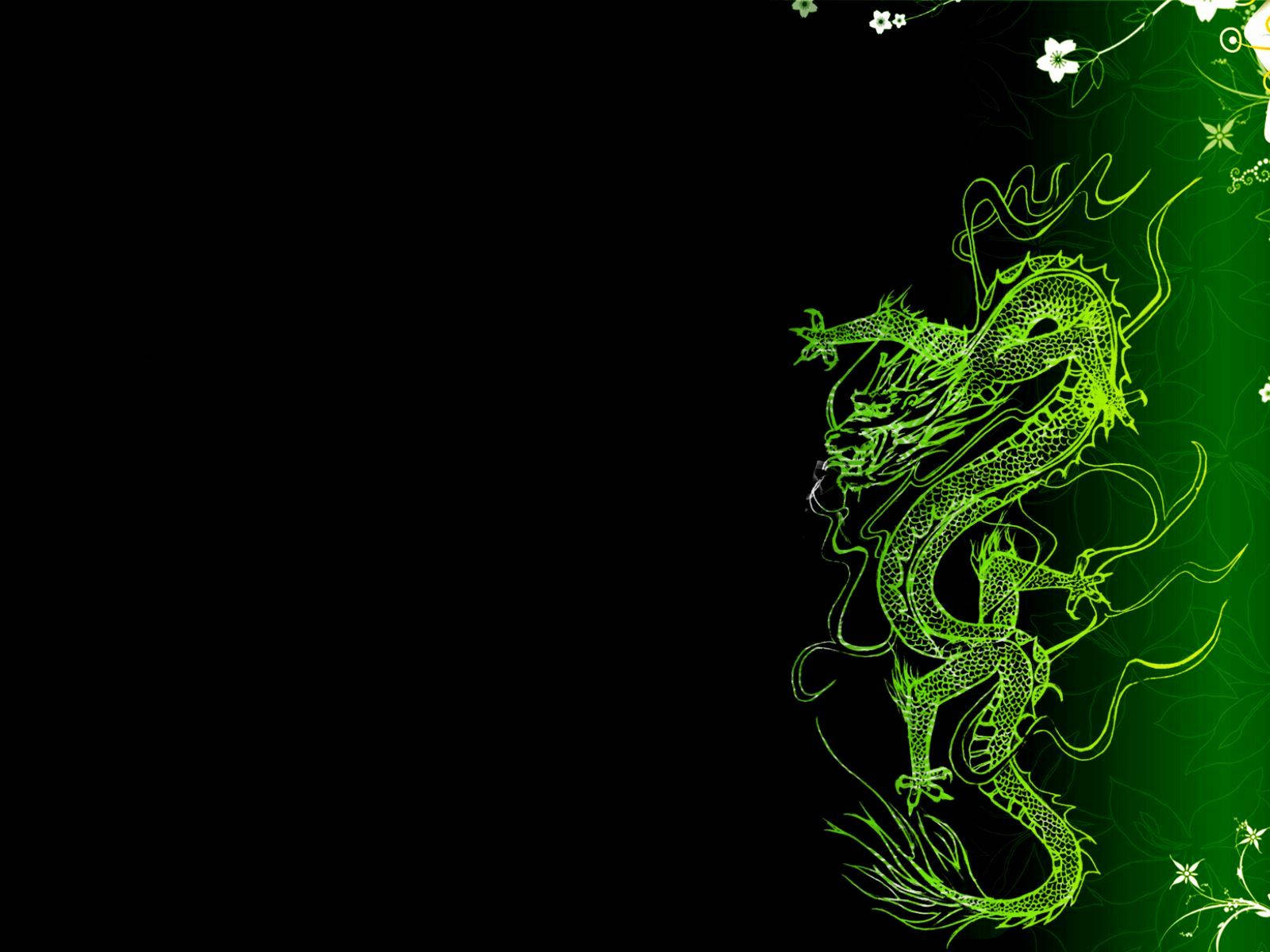日式龍 桌布 壁紙 — 一條發光的綠色龍，帶有複雜的鱗片，在帶有花卉裝飾的黑色背景上動態盤繞。