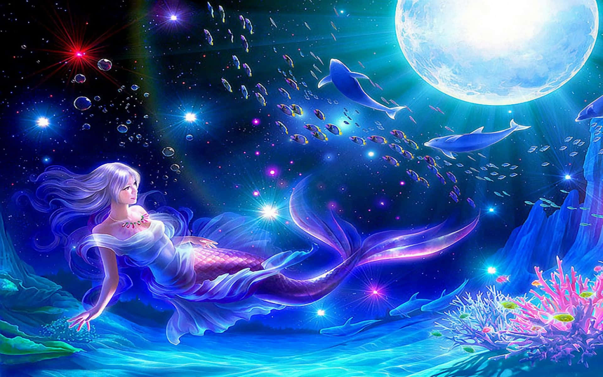 美人魚 桌布 壁紙 — 一條發光的美人魚，銀色頭髮，在巨大的月亮下優雅地在水底游動，周圍有海豚和閃爍的星星。