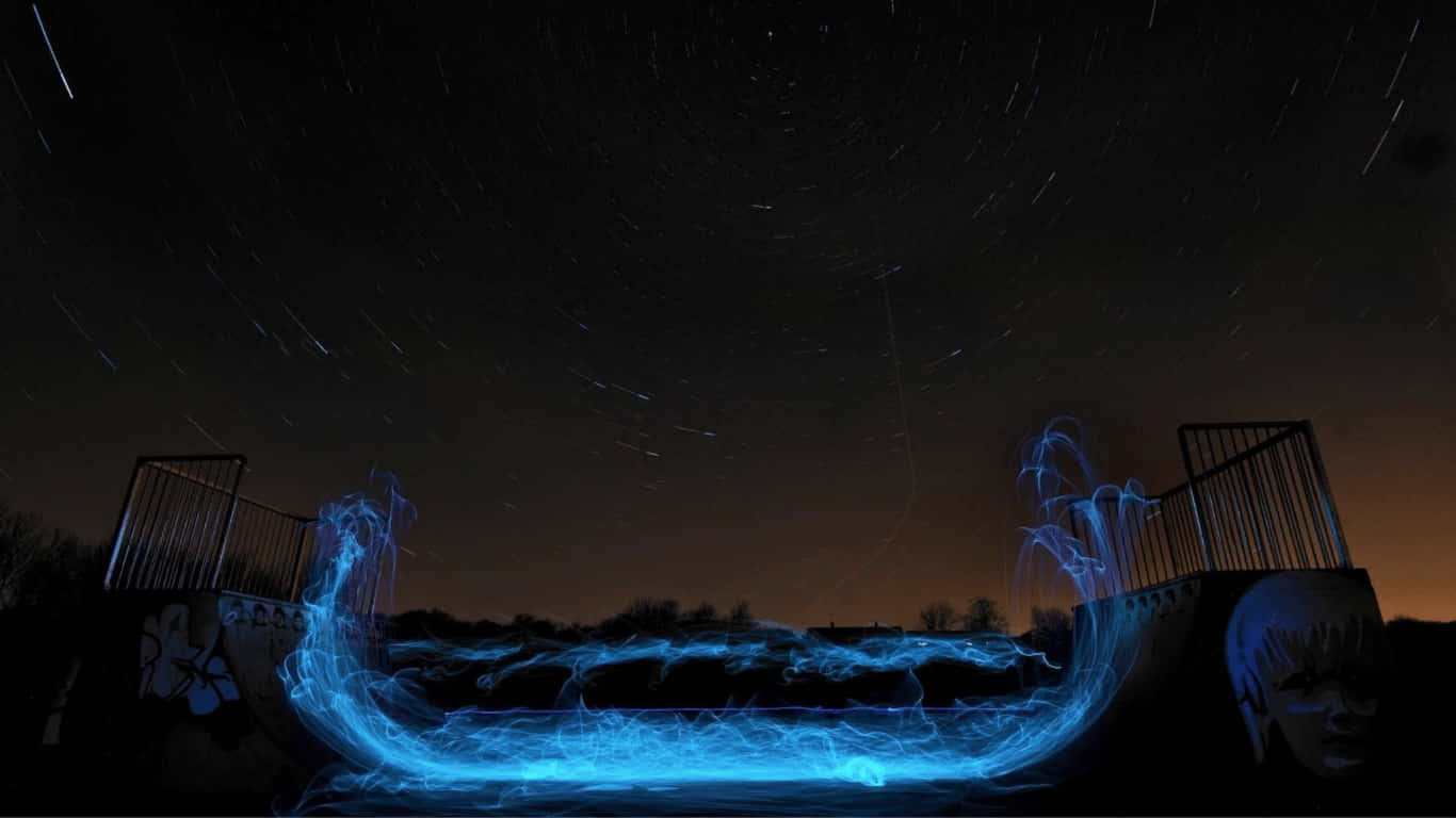 1366x768 Amoled 桌布 壁紙 — 一條發光的藍色光跡在黑暗的橋上劃過，夜空繁星點點，可見星跡。