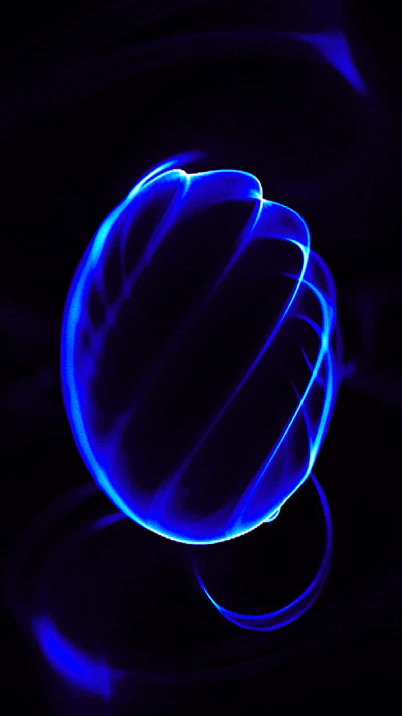 Glow In The Dark 桌布 壁紙 — 一條發光的藍色光軌在漆黑背景上形成一個旋轉的球體。