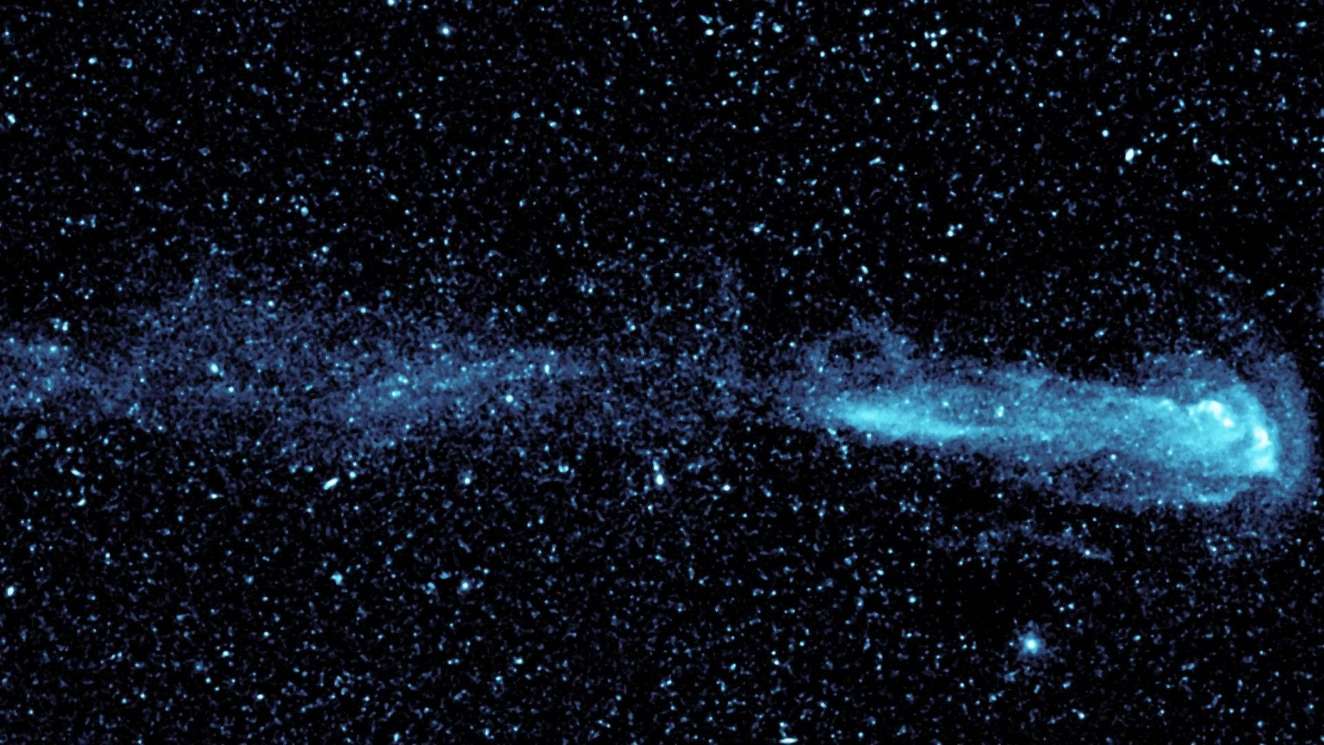 星星動圖 桌布 壁紙 — 一條發光的藍色宇宙細絲在深空星場中延伸，散發出空靈的光芒。