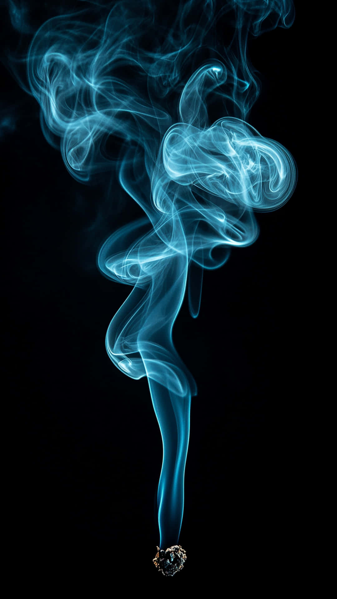 Blue smoke with black background 壁紙 — 一條發光的藍色煙柱從黑暗的餘燼中優雅地升起，背景是純黑色。