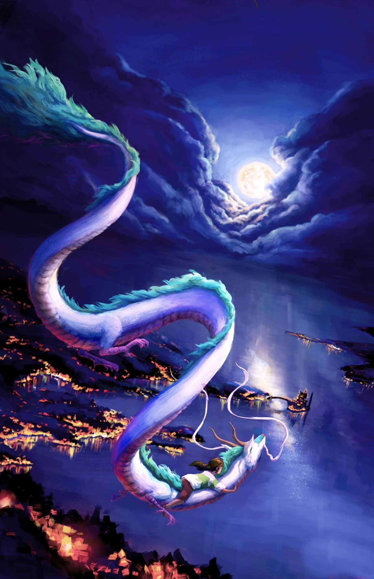 Haku Spirited Away Phone 桌布 壁紙 — 一條發光的藍色龍優雅地盤旋在月光照耀的海濱小鎮上空，閃爍的燈光倒映在水面上。