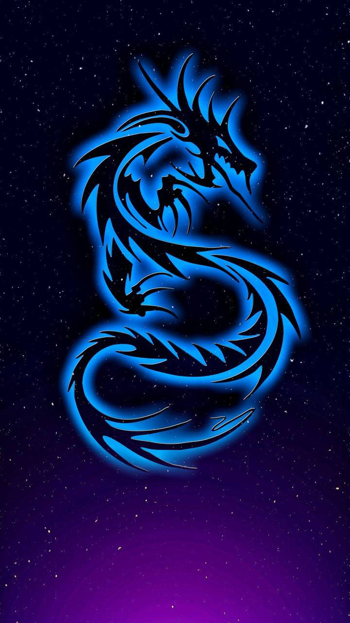 龍 桌布 壁紙 — 一條發光的藍色龍剪影盤繞在從深藍色過渡到紫色的星空夜空上。