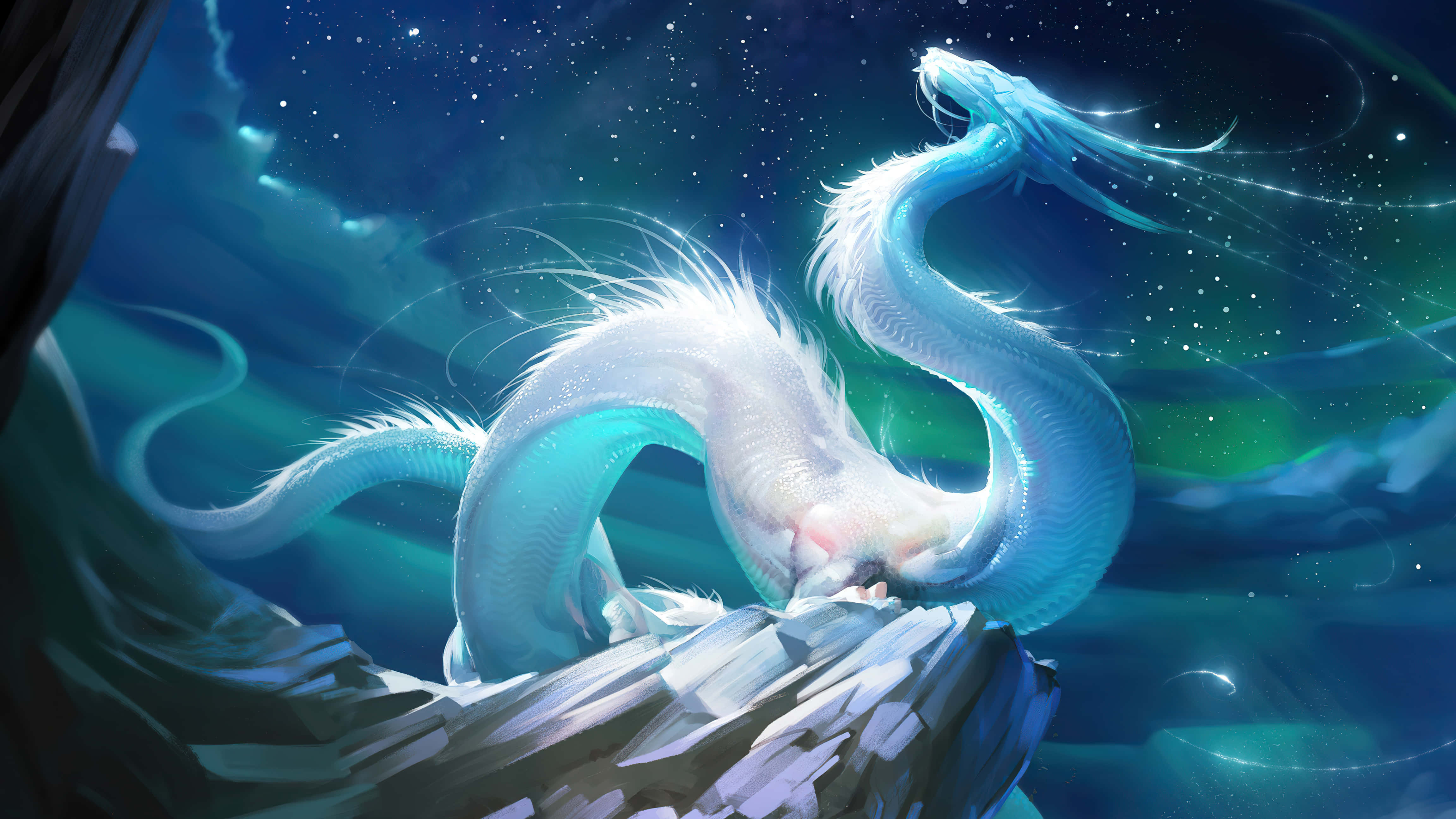 Mythical Dragon 桌布 壁紙 — 一條發光的藍色龍在星光極光天空下優雅地盤繞在崎嶇的懸崖頂上。