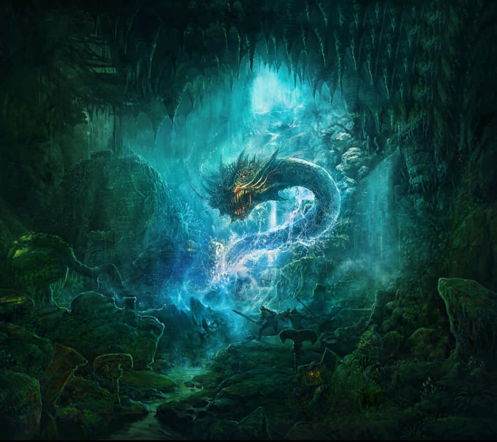 Myths 桌布 壁紙 — 一條發光的藍色龍在迷霧洞穴中威脅性地盤繞，而一名孤獨的戰士在下方挑釁地站立。