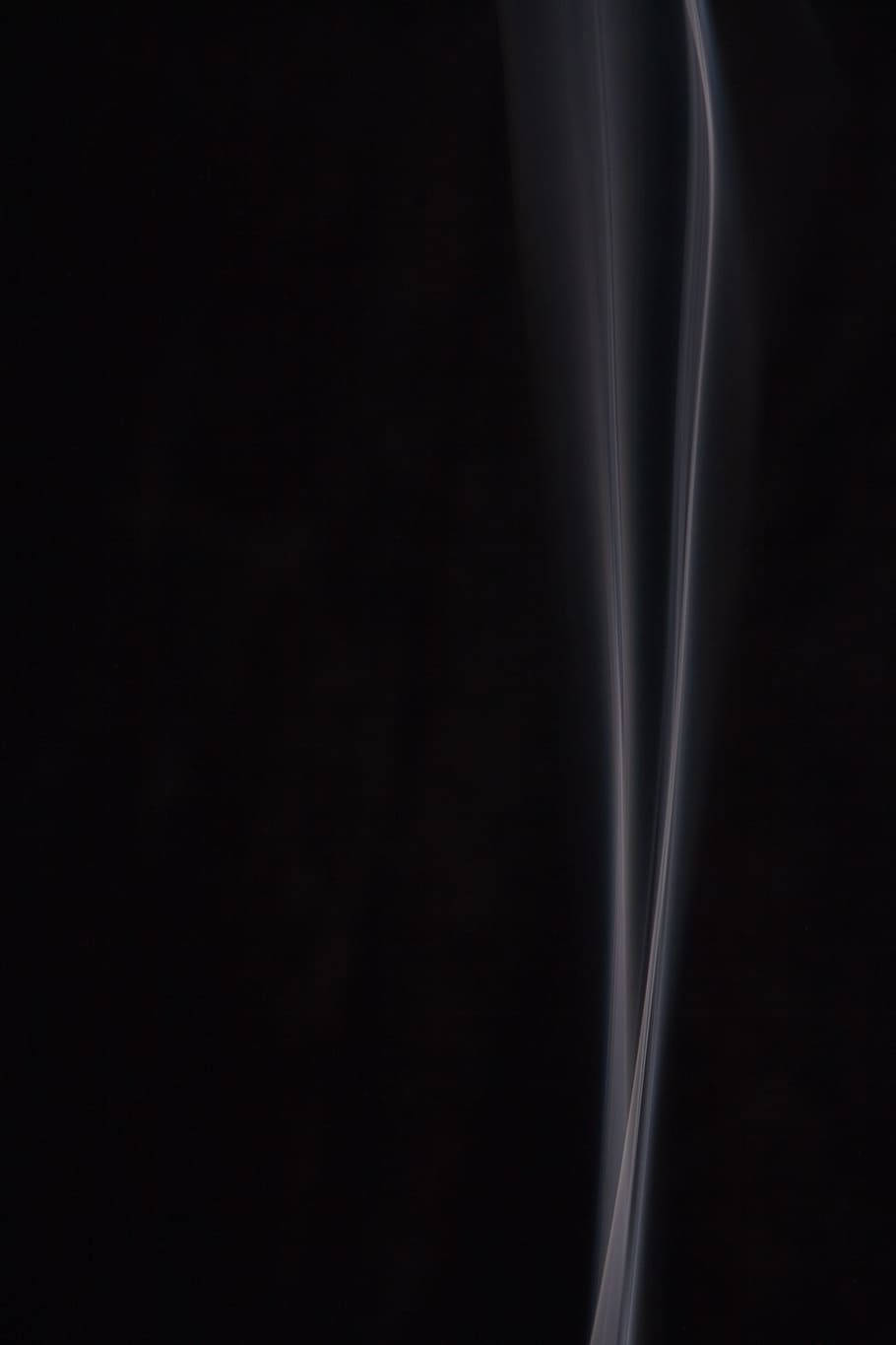 Black Page 桌布 壁紙 — 一條發光的銀色煙霧軌跡在深邃的黑色虛空中優雅地彎曲。