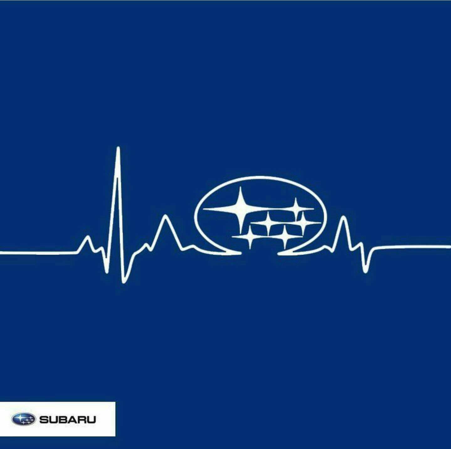速霸陸標誌 桌布 壁紙 — 一條白色心跳線在深藍色背景上脈動，Subaru 標誌嵌入其節奏中。