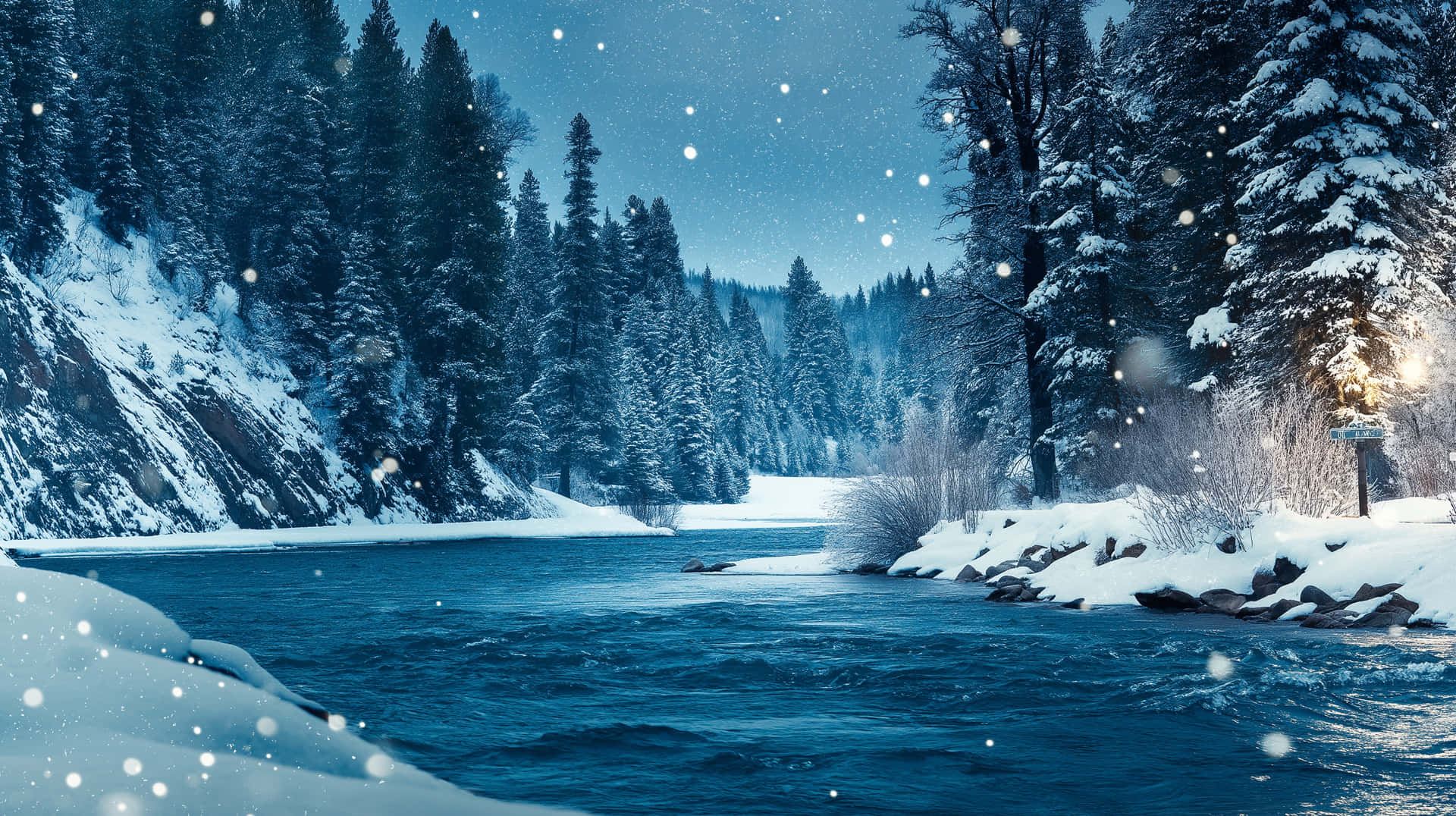 Winter river flowing through a snow-covered forest 壁紙 — 一條白雪覆蓋的冬季河流流過森林，雪花飄落，右岸有一盞溫暖的燈籠發光。