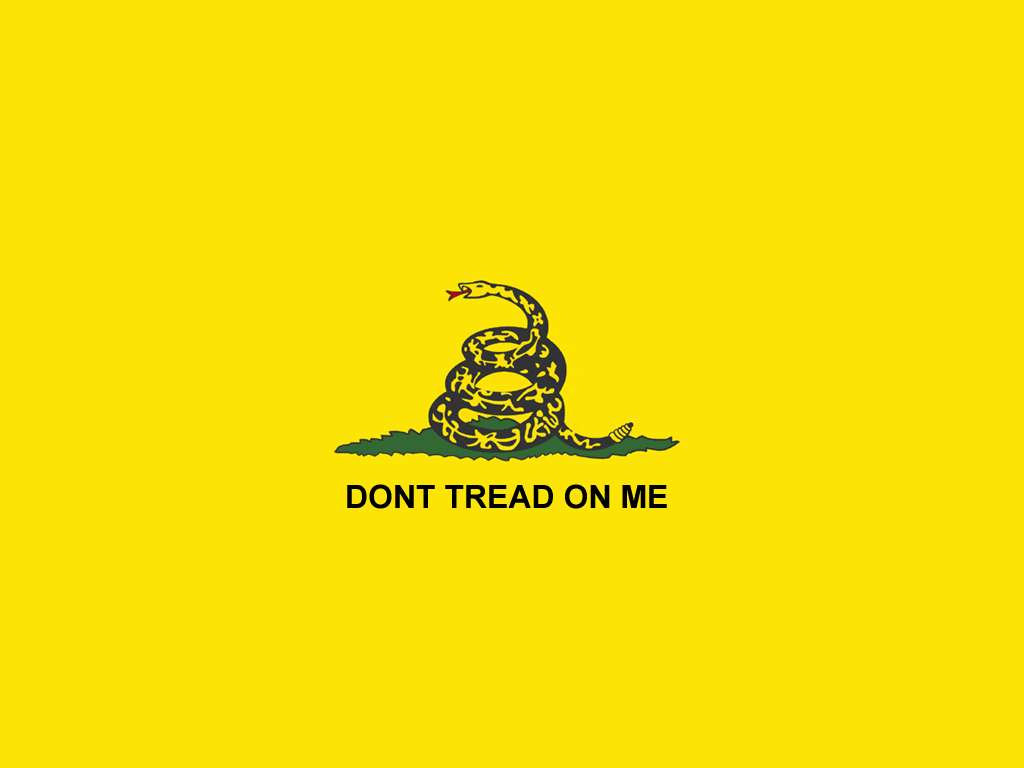 Gadsden Flag 桌布 壁紙 — 一條盤繞在綠色草地上的響尾蛇，亮黃色背景中央有粗體文字「DONT TREAD ON ME」。