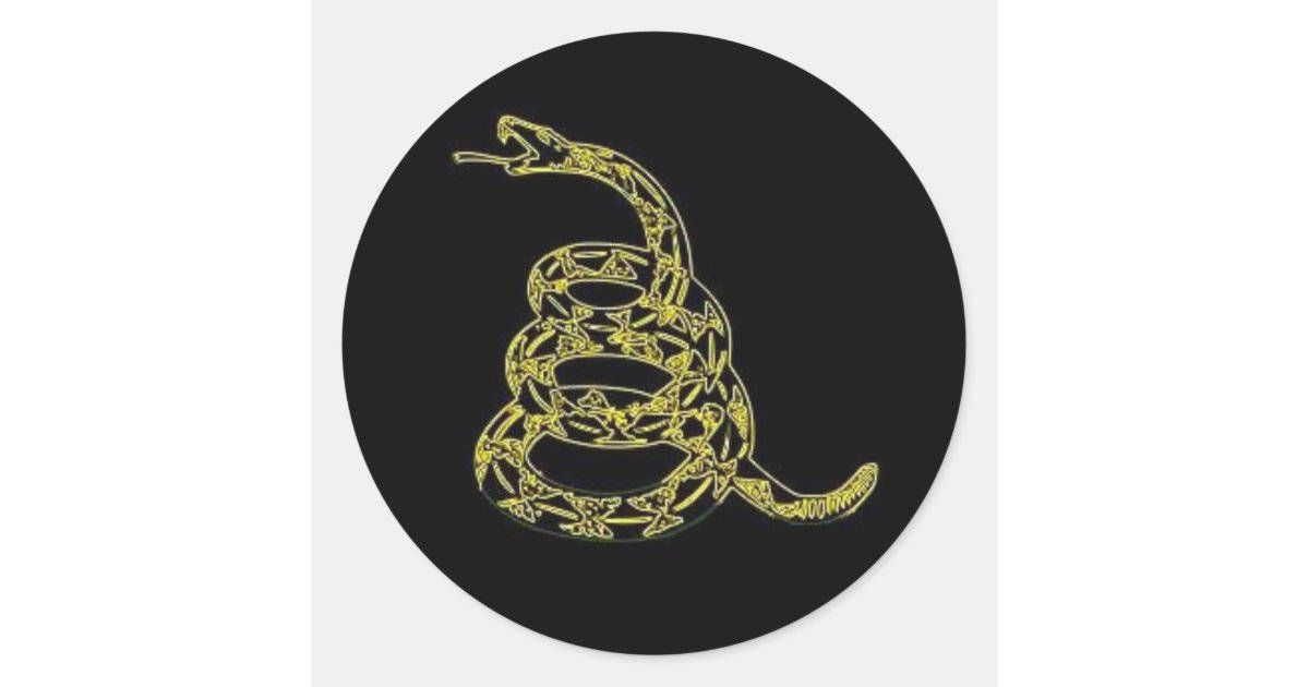 Flag 桌布 壁紙 — 一條盤繞的金色蛇，帶有精緻的葉片圖案，在鮮明的黑色圓形背景上浮現。