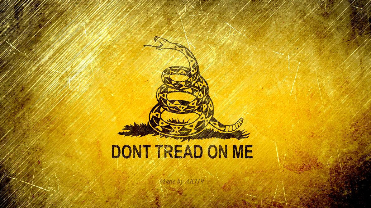 Gadsden Flag 桌布 壁紙 — 一條盤繞的響尾蛇，頭部抬起，露出毒牙，背景為有紋理的黃色，上面有粗體黑色文字寫著「DONT TREAD ON ME」。
