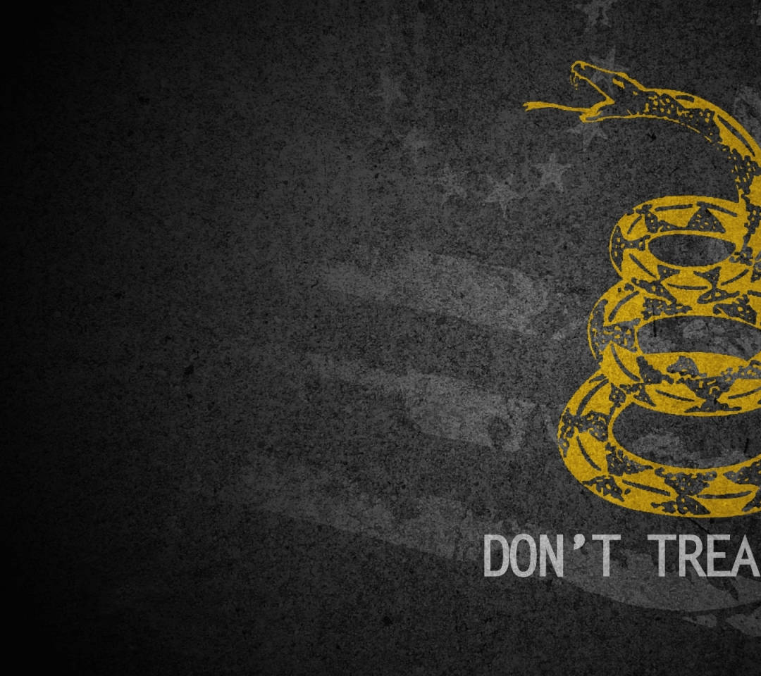 Gadsden Flag 桌布 壁紙 — 一條盤繞的黃色蛇，頭部抬起，並帶有 don't tread on me 的文字，背景為有紋理的深灰色。