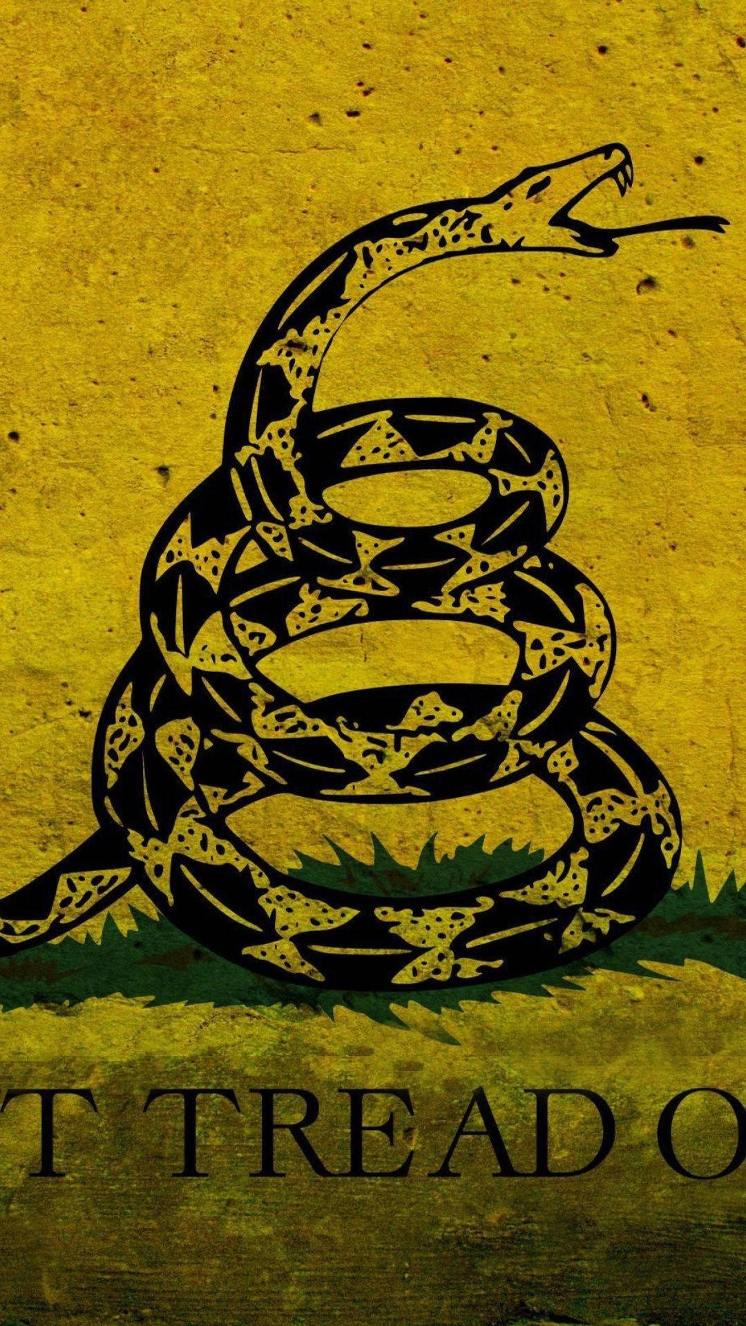 Flag 桌布 壁紙 — 一條盤繞的黑色響尾蛇，露出尖牙，背景為帶紋理的黃色，下方有部分文字。