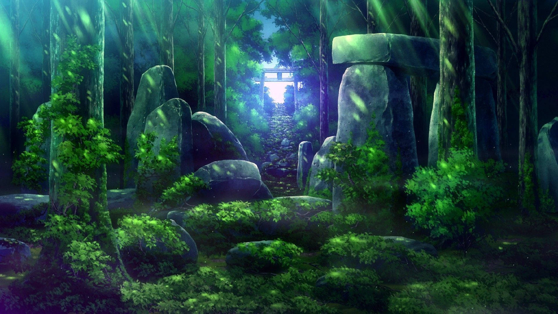 Green Anime Aesthetic 桌布 壁紙 — 一條神秘的森林小徑，兩旁排列著古老的石柱，在穿過高聳樹木的光束中散發著空靈的綠光。