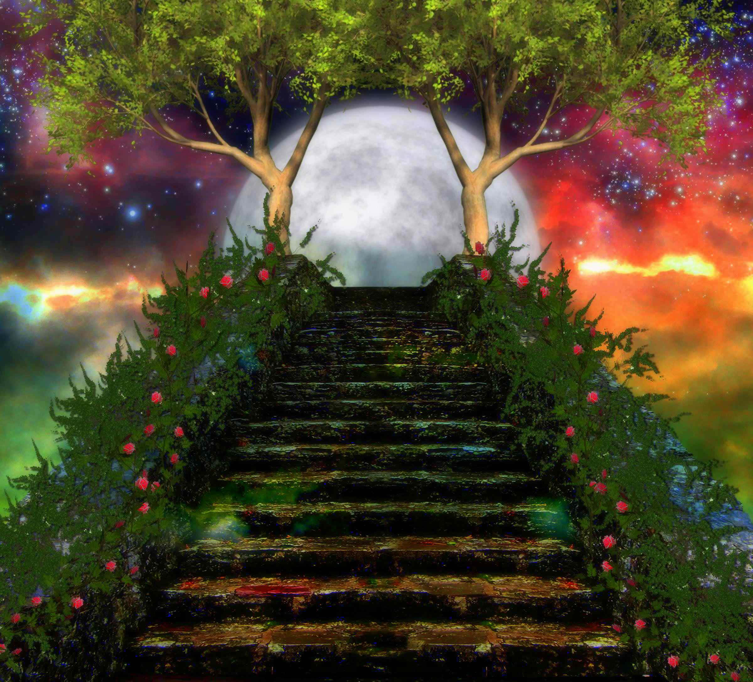 Beautiful Heaven 桌布 壁紙 — 一條神秘的石階梯，兩旁盛開的玫瑰和樹木，向上通往在充滿活力的宇宙天空中發光的月亮。
