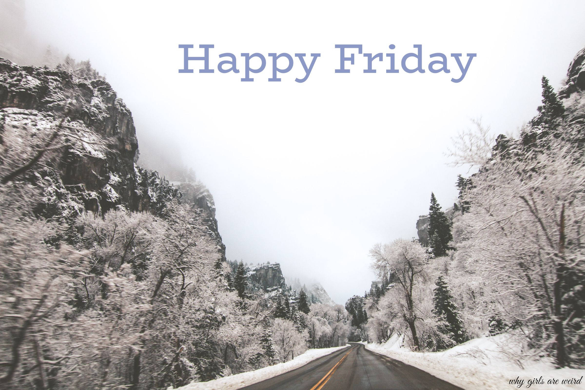 Friday 桌布 壁紙 — 一條積雪的山路蜿蜒穿過結霜的樹木，灰濛濛的天空下帶有『Happy Friday』文字。