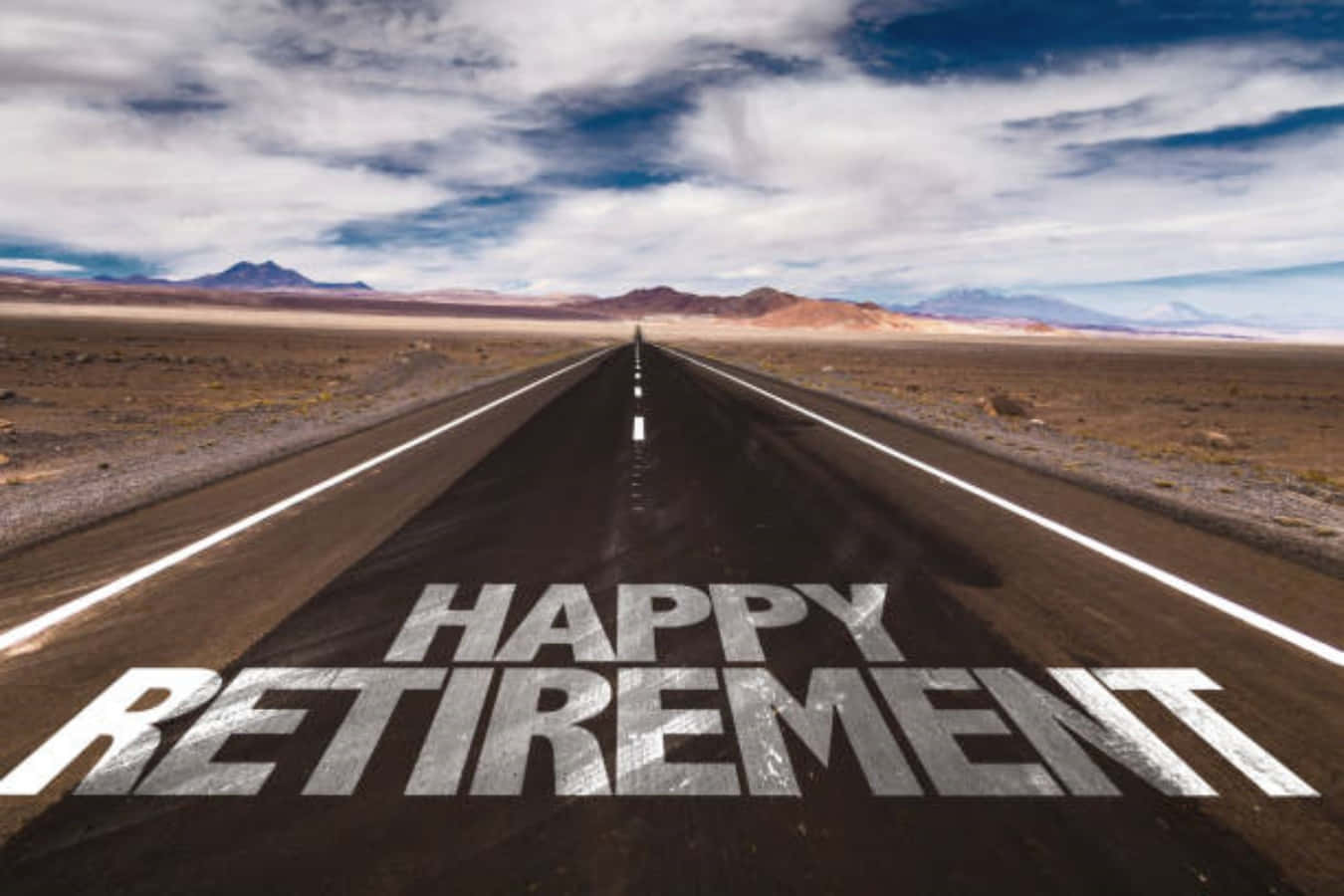 Retirement 桌布 壁紙 — 一條筆直的沙漠高速公路伸向遠山，在部分多雲的天空下，瀝青路面上大膽地塗有「HAPPY RETIREMENT」字樣。