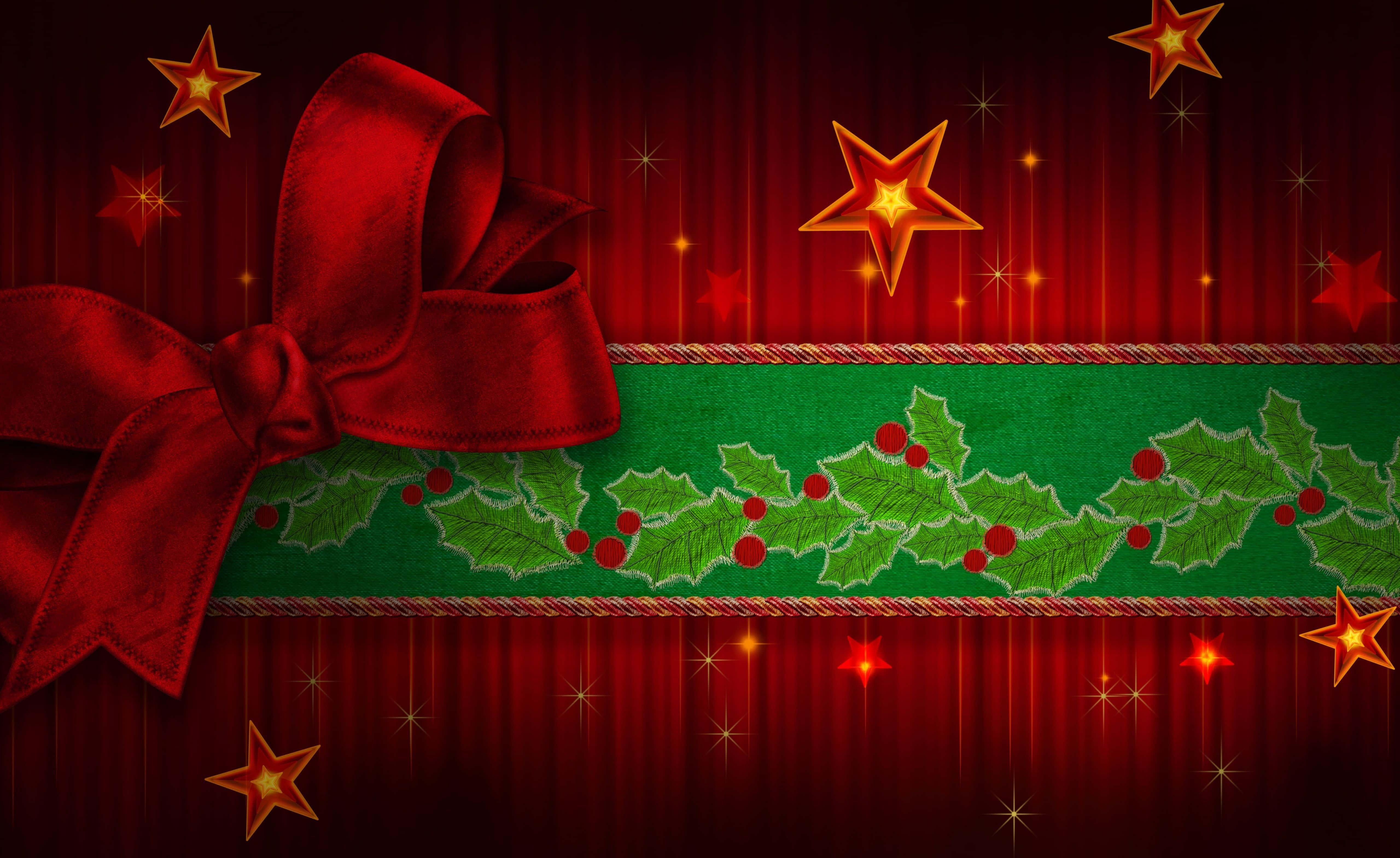 Christmas Card 桌布 壁紙 — 一條節日紅色天鵝絨蝴蝶結和帶有發光星星的冬青花環點綴在豐富的紅色窗簾背景上。