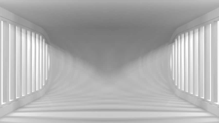 Empty Room 桌布 壁紙 — 一條簡約的白色走廊，帶有弧形牆壁和垂直燈板，逐漸消失在迷霧般的深處。