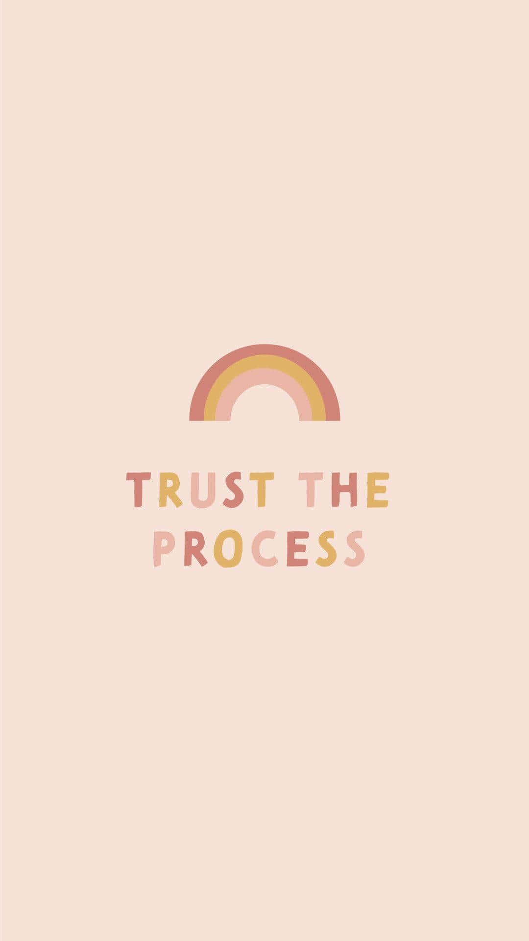 Minimalist Quote 桌布 壁紙 — 一條簡約的粉彩彩虹拱起在米色背景上，上方有柔和漸變字體的「TRUST THE PROCESS」字樣。