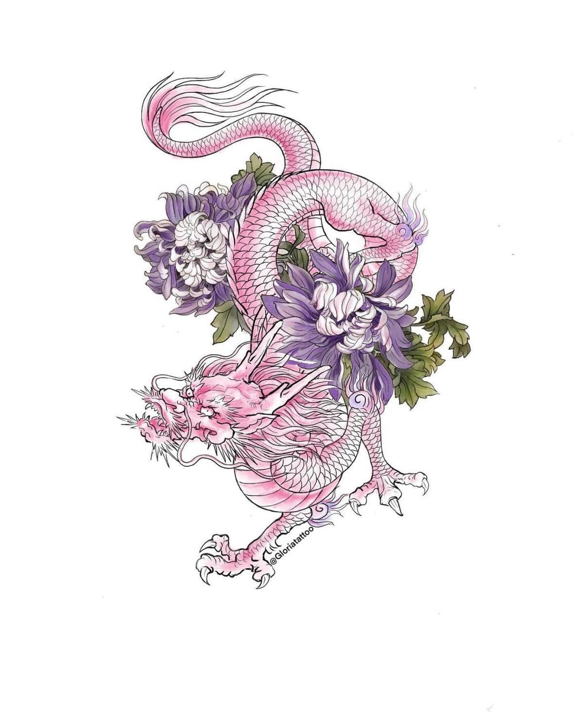 Japanese Dragon Tattoo 桌布 壁紙 — 一條粉紅色的龍優雅地纏繞在紫色和白色的菊花之間，綠葉襯托著純白色的背景。