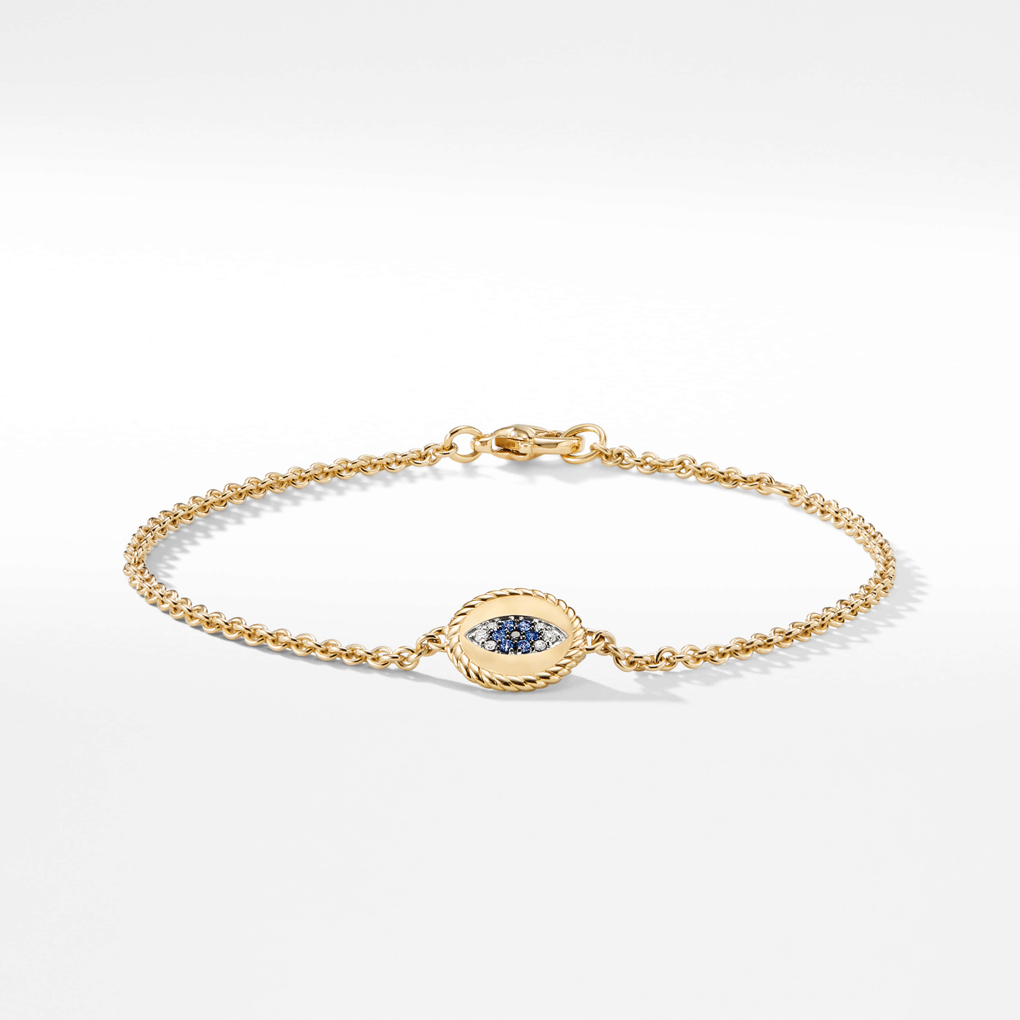 Evil Eye 桌布 壁紙 — 一條精緻的金鏈手鐲，中央綴有鑲嵌藍白寶石的邪眼吊墜，置於潔淨的白色背景上。