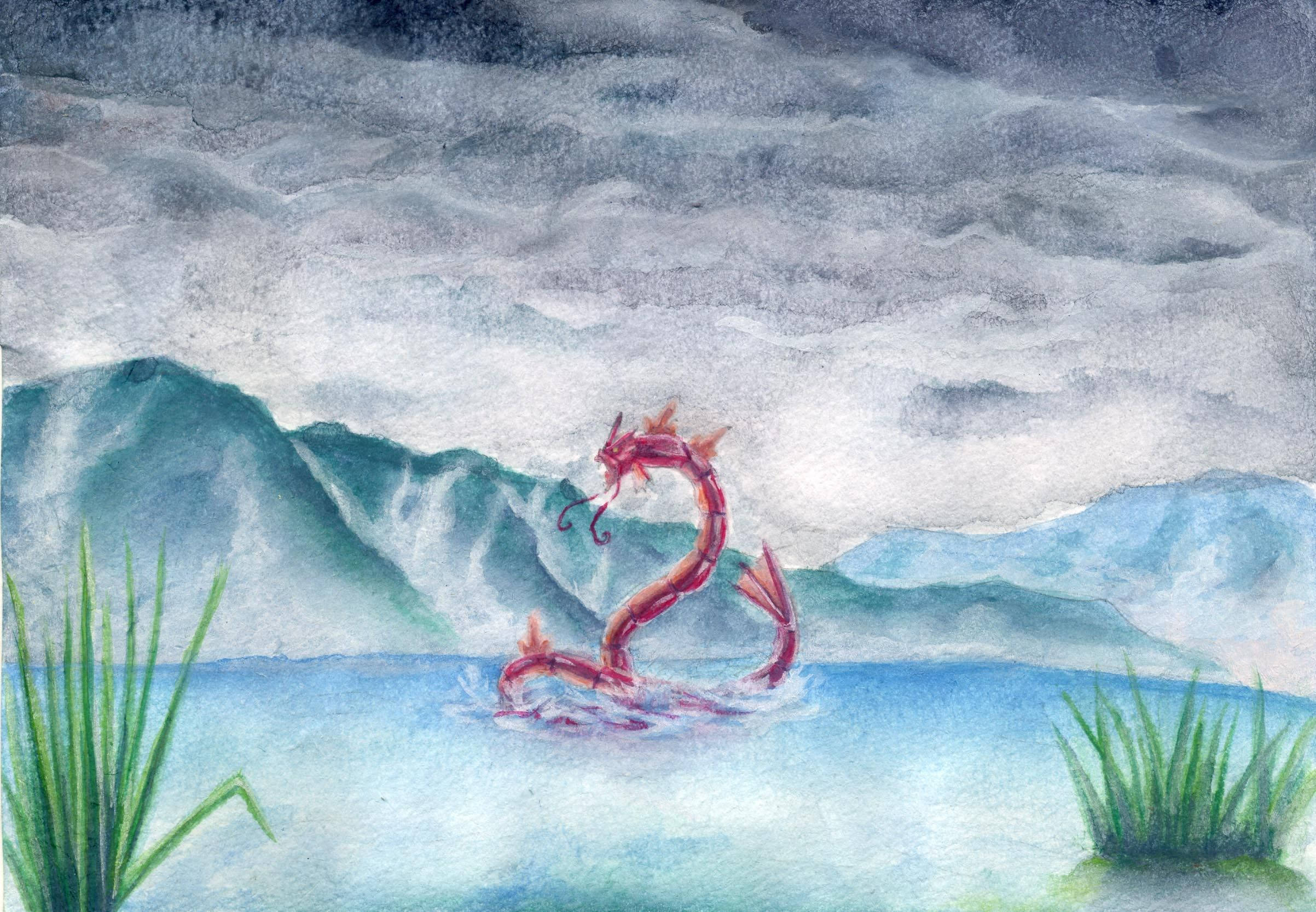 Gyarados 桌布 壁紙 — 一條紅色水龍從霧氣瀰漫的湖中升起，湖中有綠色蘆葦和遠山，天空是暴風雨的灰色。