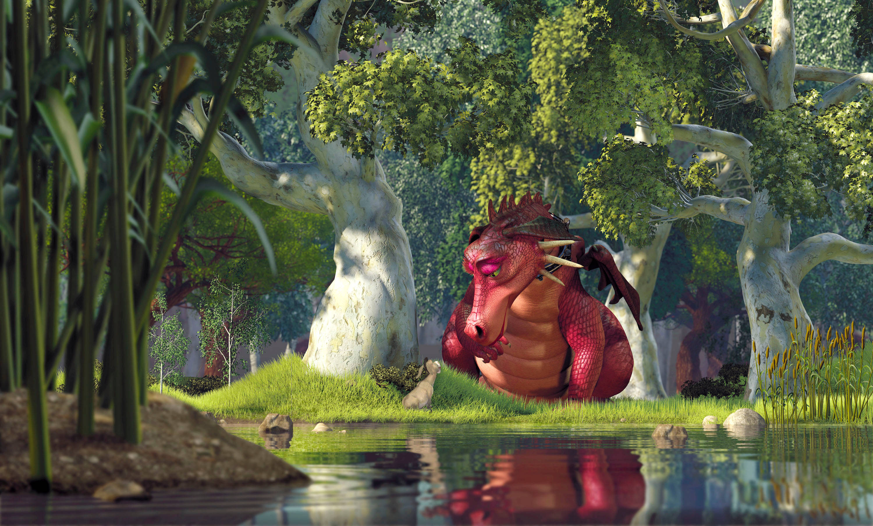 shrek 4K 桌布 壁紙 — 一條紅龍在草地岸邊平靜地休息，旁邊有一個平靜的池塘，周圍是茂密的綠樹和蘆葦。