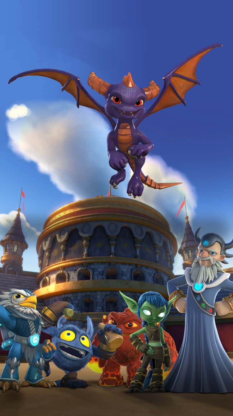 Skylanders 桌布 壁紙 — 一條紫色巨龍在明亮的藍天下，於宏偉的石塔前，在一群色彩繽紛的奇幻角色上方翱翔。