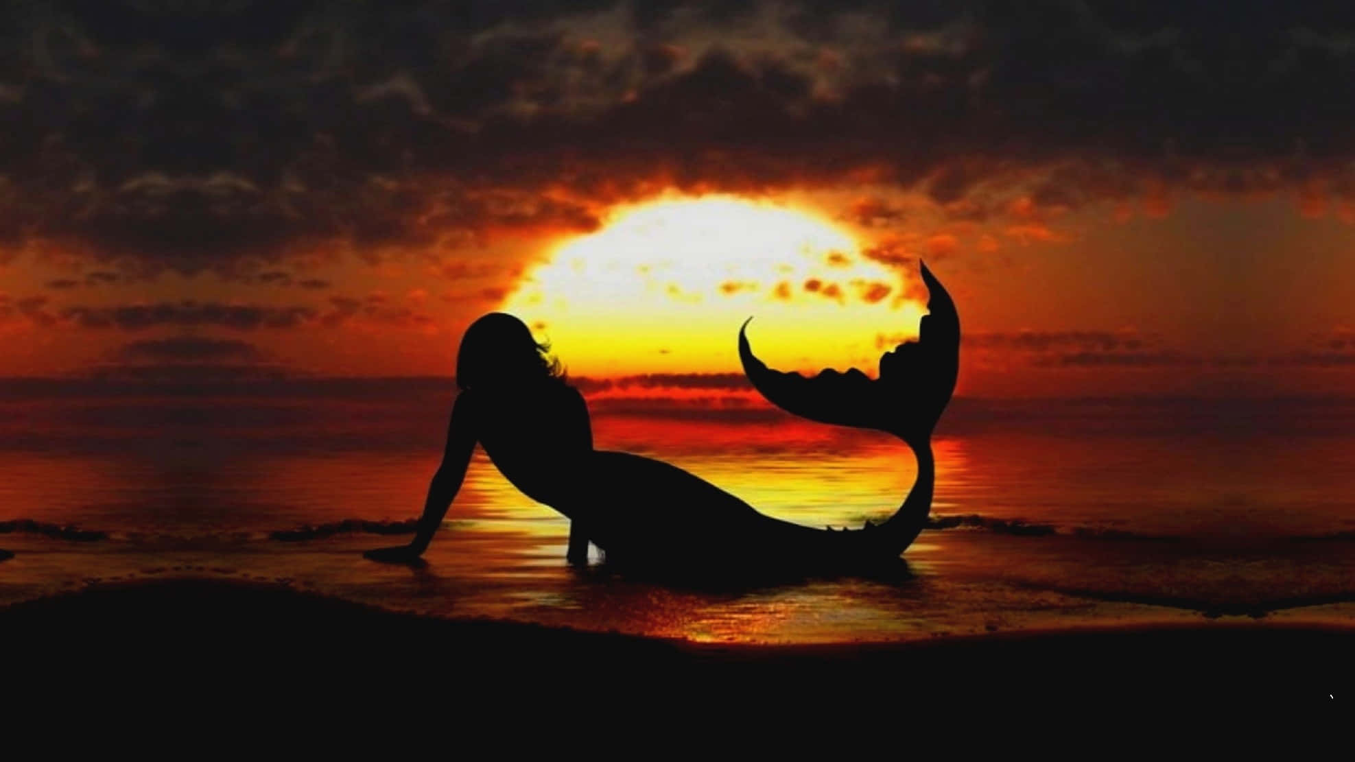 Mermaids 桌布 壁紙 — 一條美人魚的剪影在日落時分躺在沙灘上，身後是火紅橙色的天空。