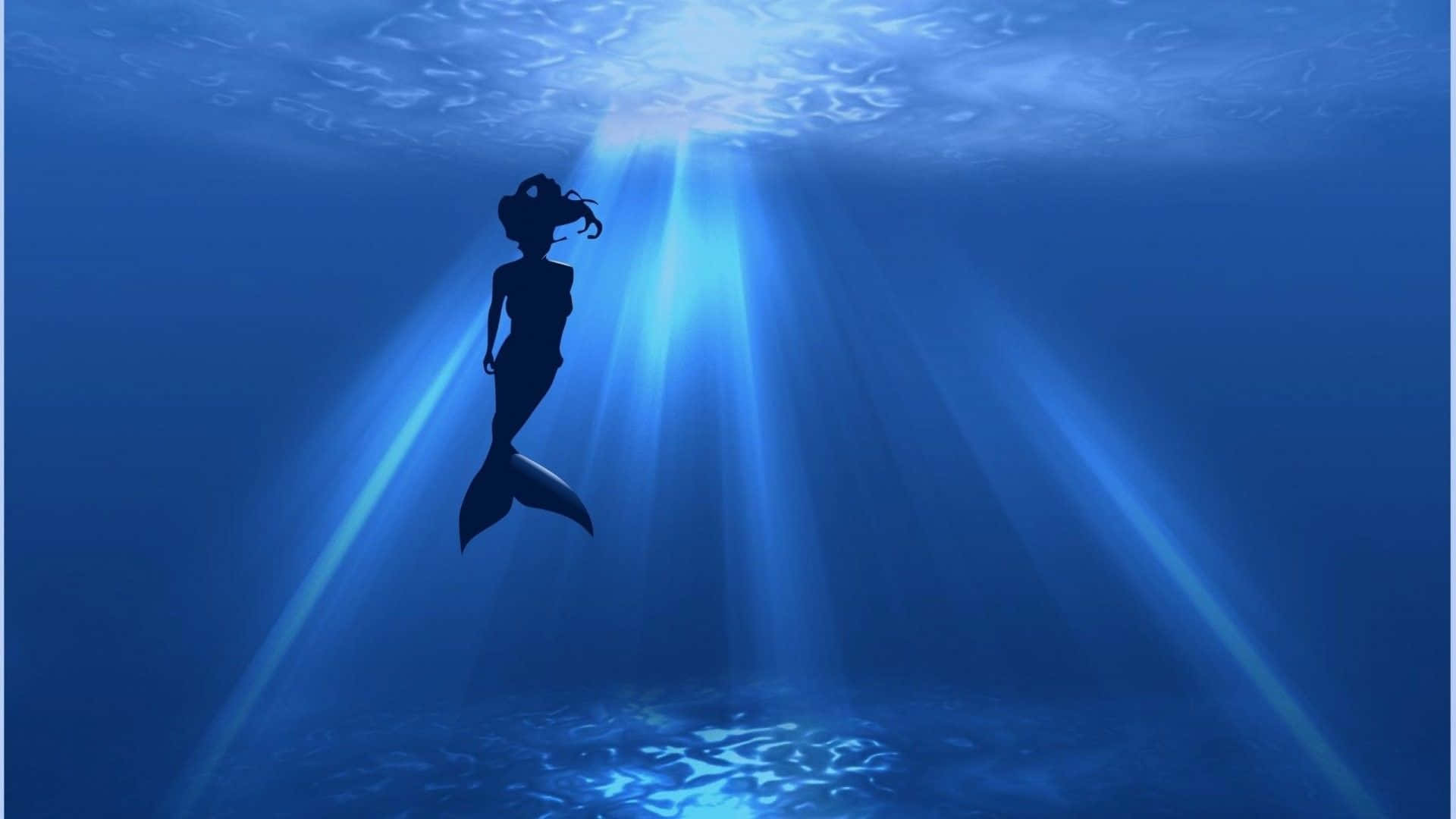 美人魚 桌布 壁紙 — 一條美人魚的剪影在水下寧靜地漂浮，燦爛的藍色陽光穿透上方的海面。