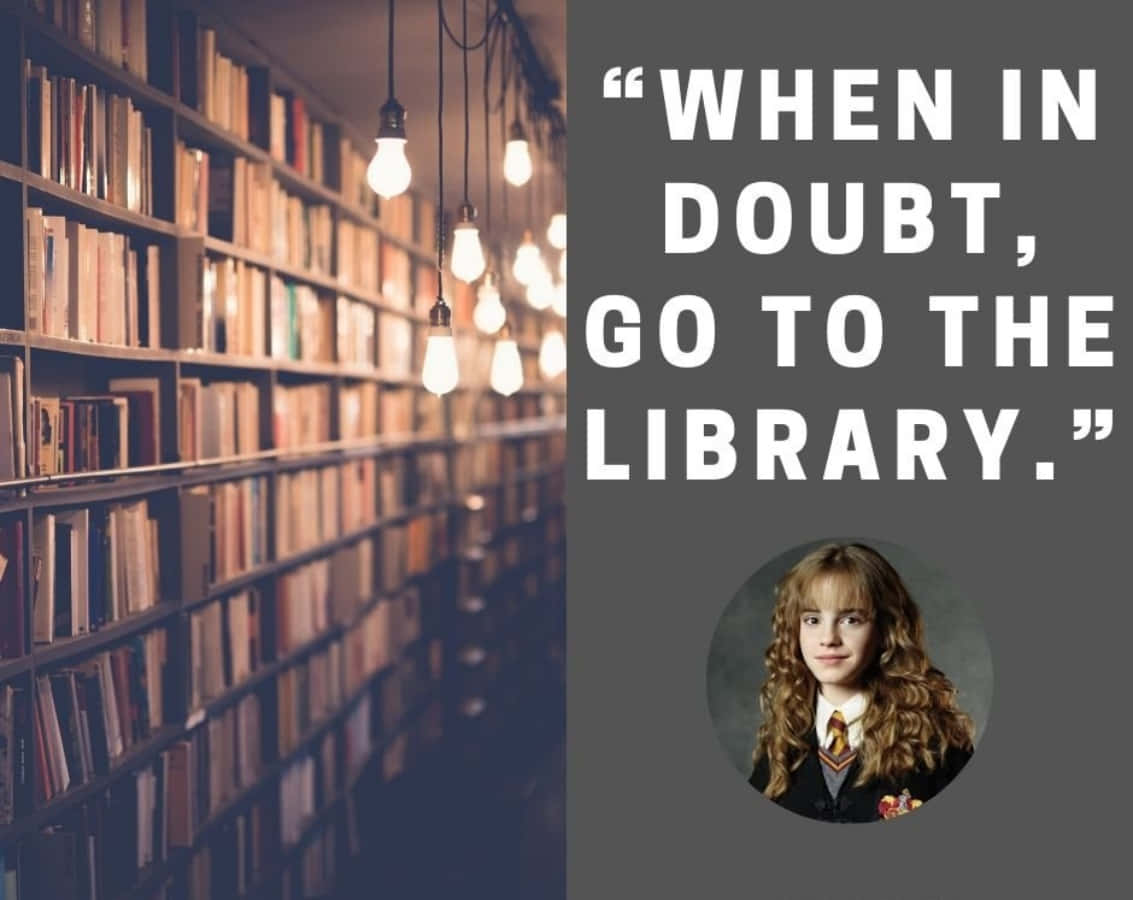 Harry Potter Quotes 桌布 壁紙 — 一條舒適的圖書館通道，兩旁擺滿書架和吊燈，附有語錄和妙麗·格蘭傑的肖像。