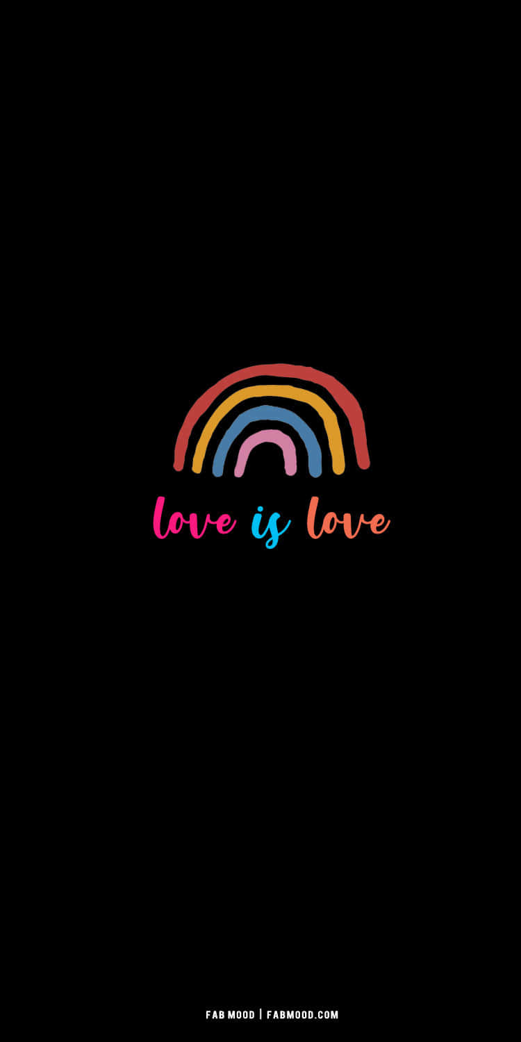 Aesthetic Lgbt Rainbow 桌布 壁紙 — 一條色彩繽紛的手繪彩虹拱起在 playful 草書字體 love is love 之上，背景為純黑色。