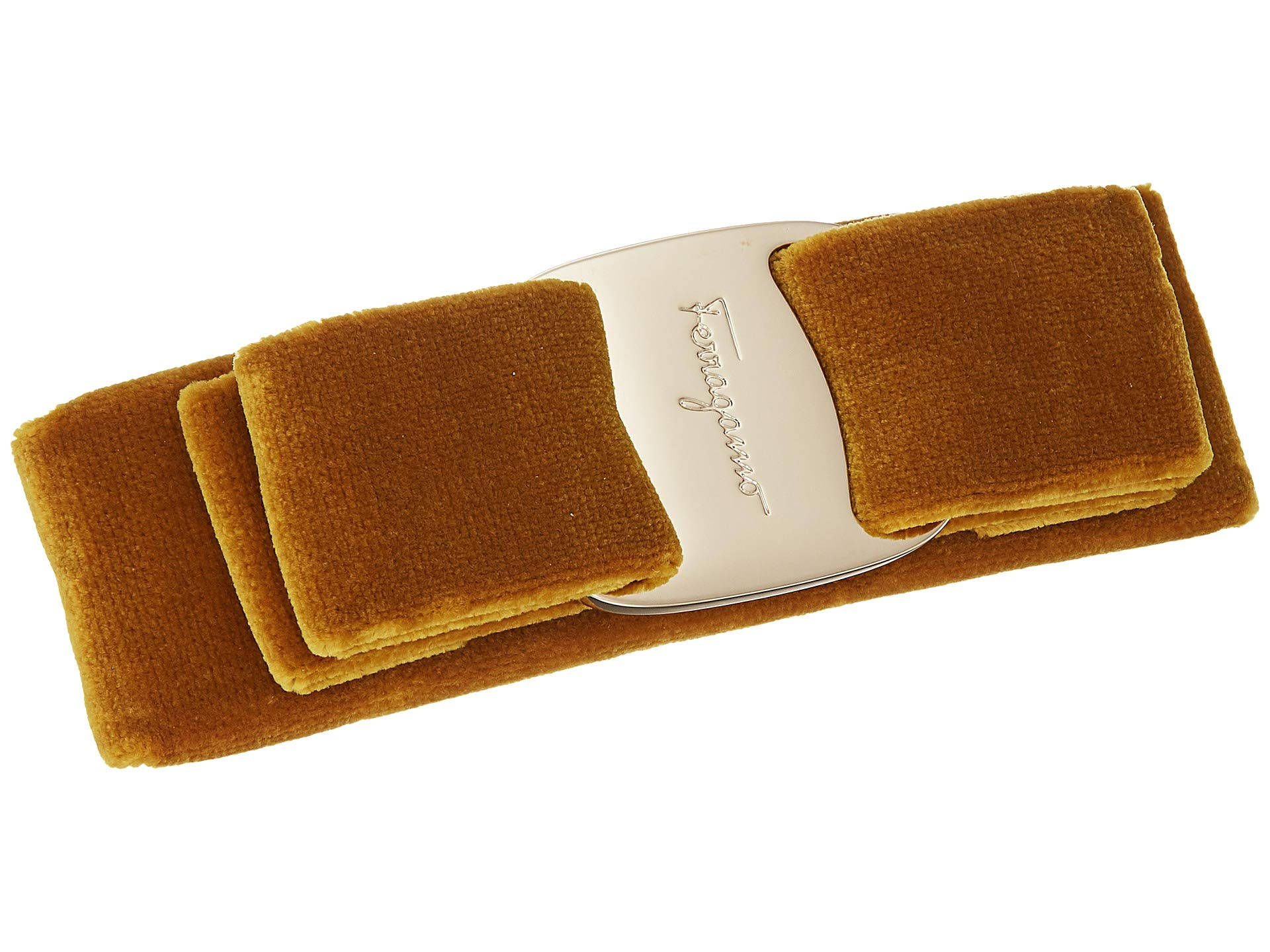 Ferragamo 桌布 壁紙 — 一條芥末黃天鵝絨腰帶，帶有銀色扣環，扣環上刻有標誌，平放在白色背景上。
