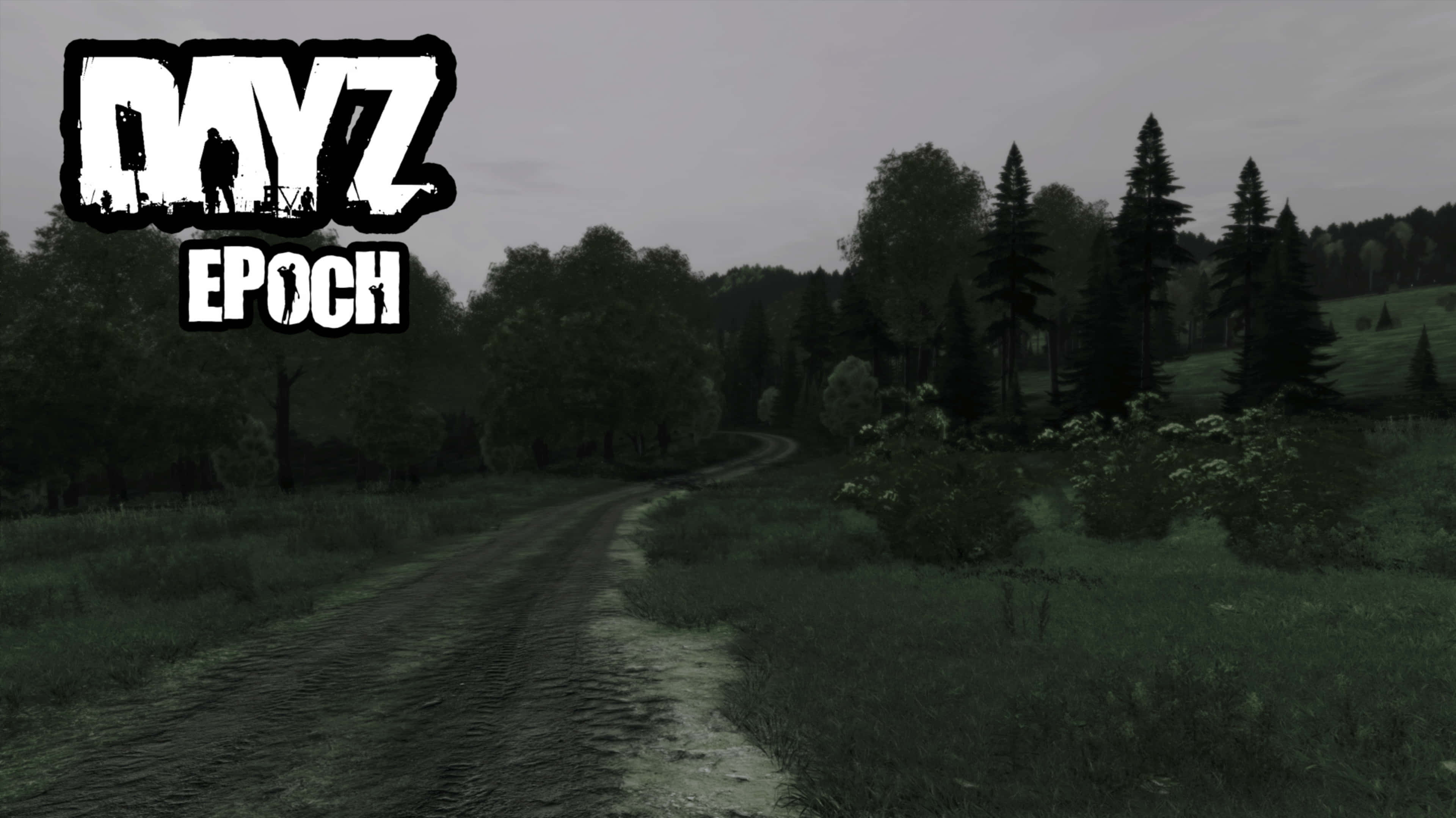 Dayz Mod 桌布 壁紙 — 一條荒涼的泥路蜿蜒穿過陰暗的森林，天空多雲，並疊加了 DayZ Epoch 標誌。