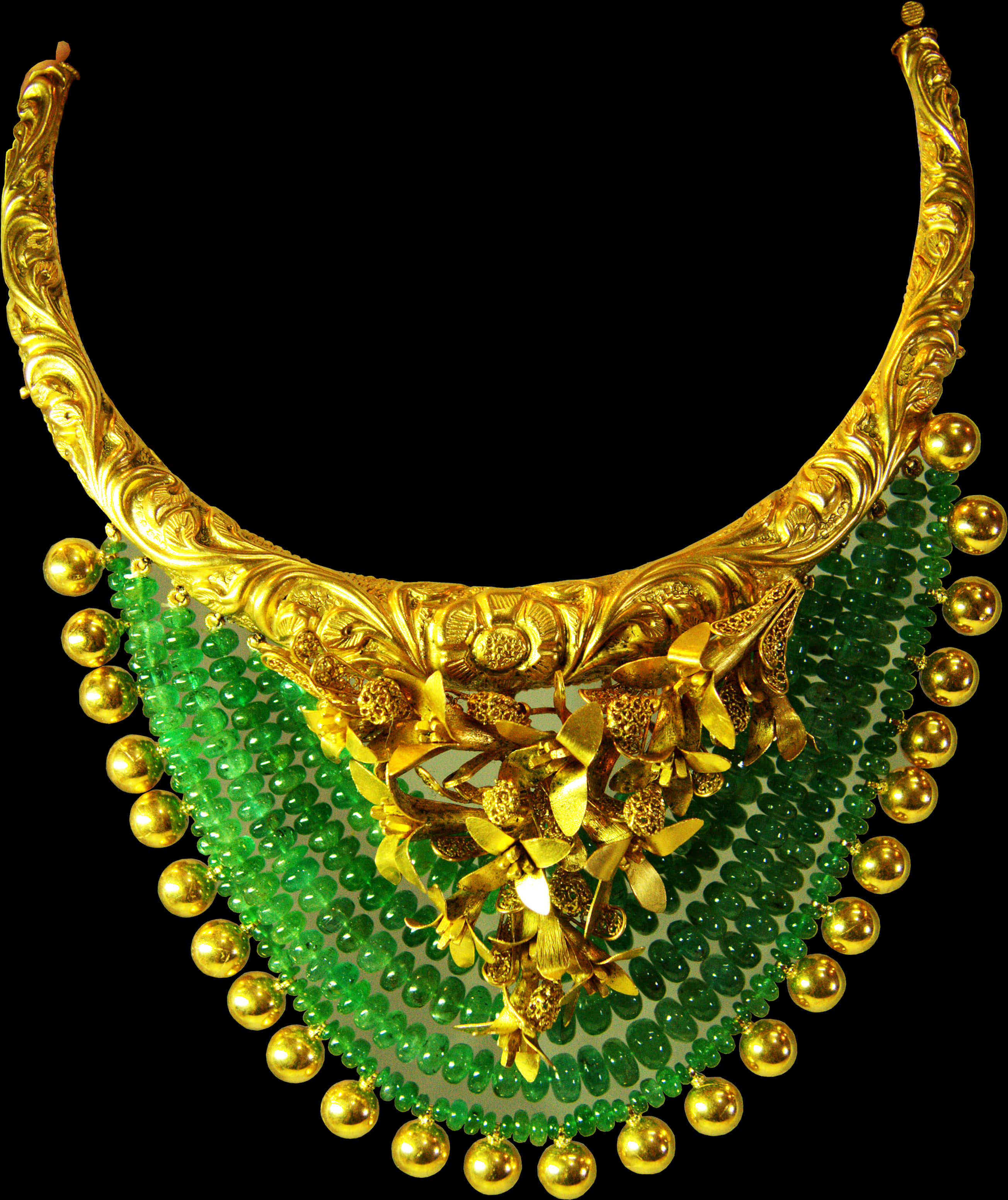Indian Jewellery 桌布 壁紙 — 一條華麗的金項鍊，帶有複雜的花卉設計和層疊的綠色珠子，背景為黑色。