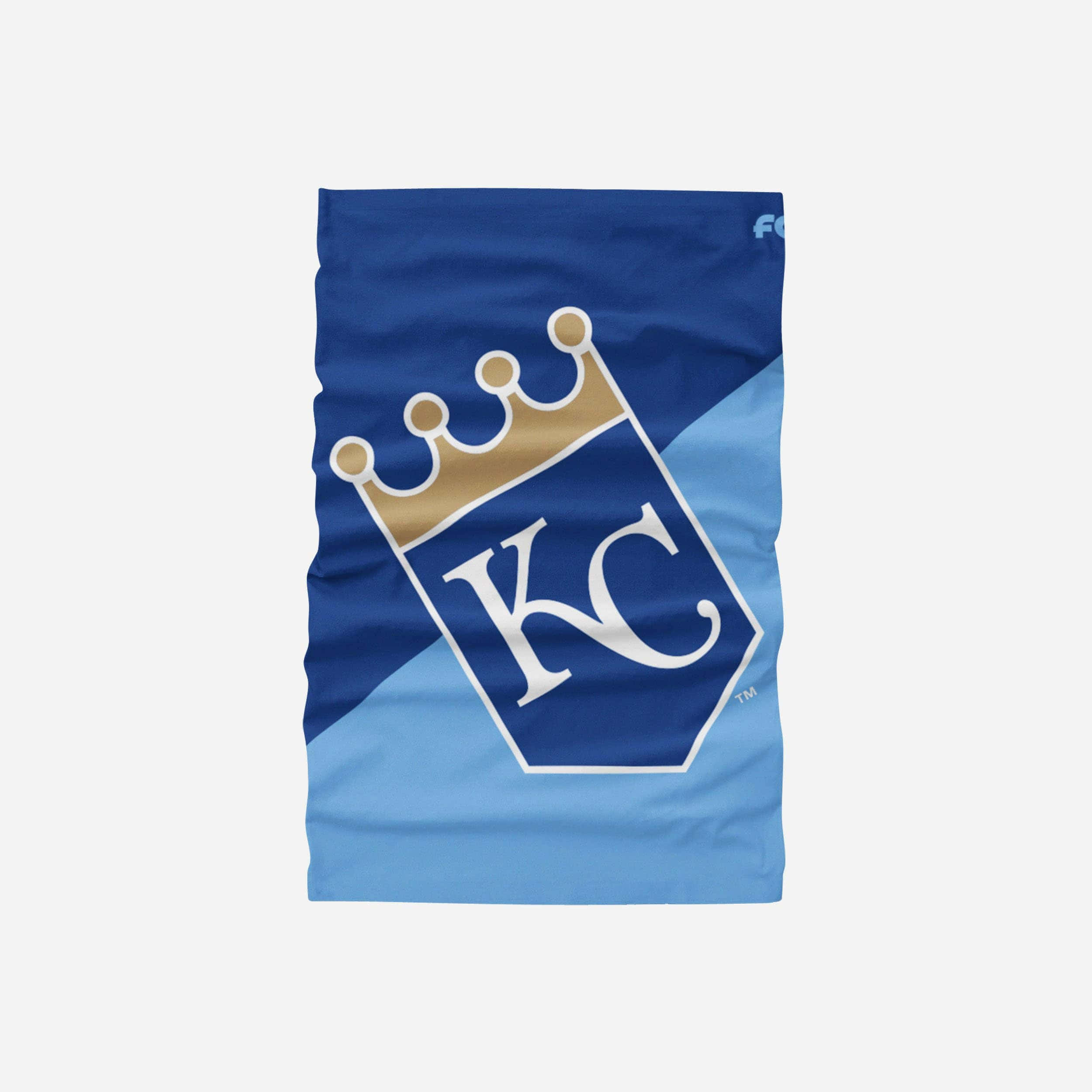 Kc Royals 桌布 壁紙 — 一條藍色和淺藍色的頸套，上面有白色KC標誌，頂部有金色皇冠，背景為對角分割。