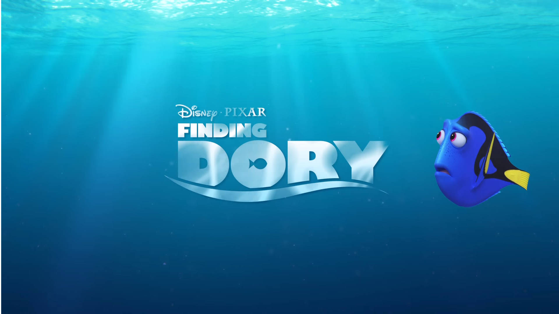 Dory 桌布 壁紙 — 一條藍色的藍倒吊魚，黃色尾巴，在陽光照射的海水中游近《海底總動員2：多莉去哪兒？》的標題。