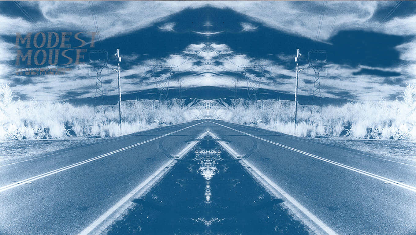 Road 桌布 壁紙 — 一條藍色調的對稱高速公路伸向鏡面般的天空，電線和雲朵營造出超現實的沙漠景觀。